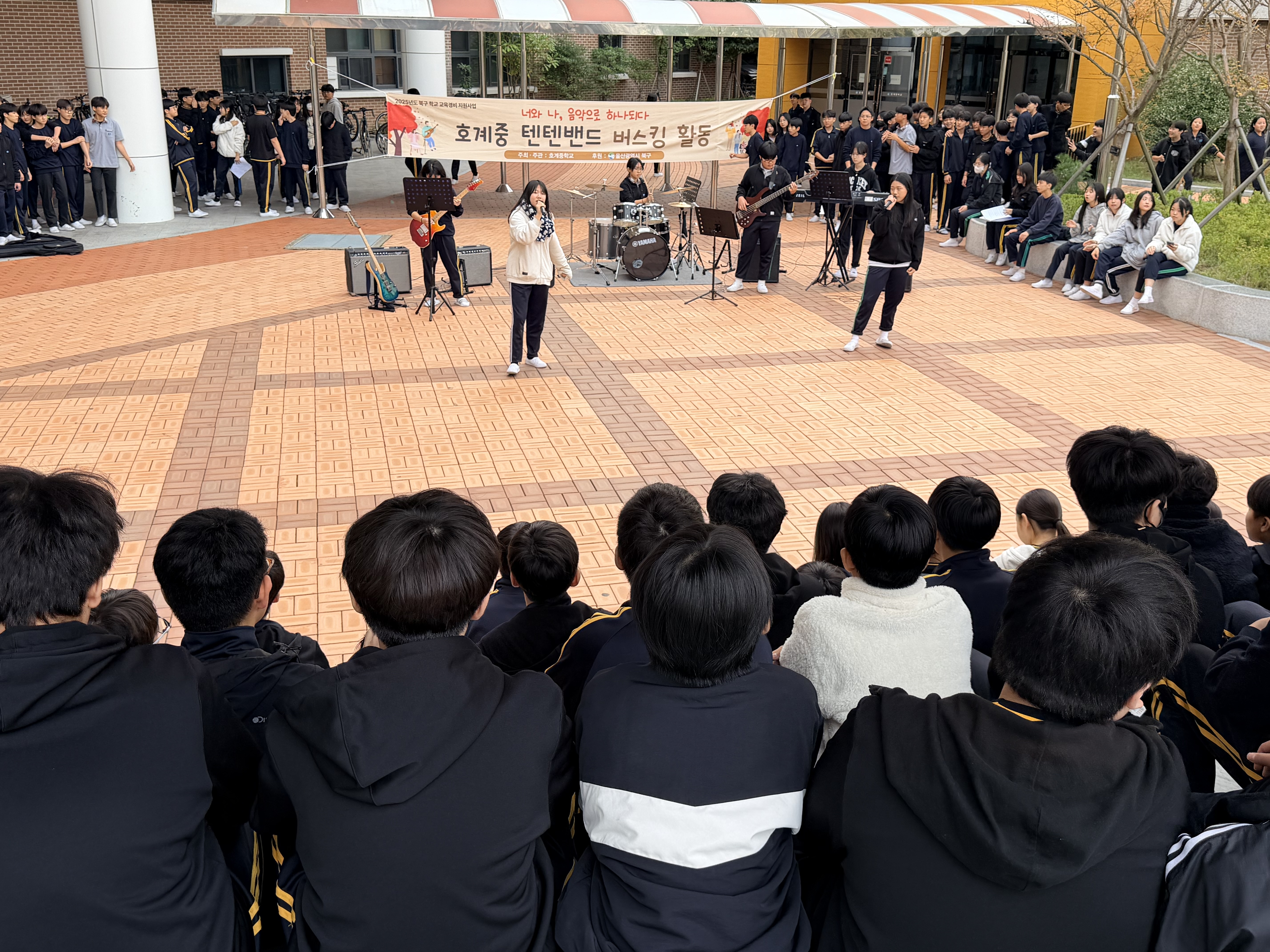 1. 호계중 밴드동아리 학생들이 30일 교내 공간에서 거리 공연을 하고있다.jpeg