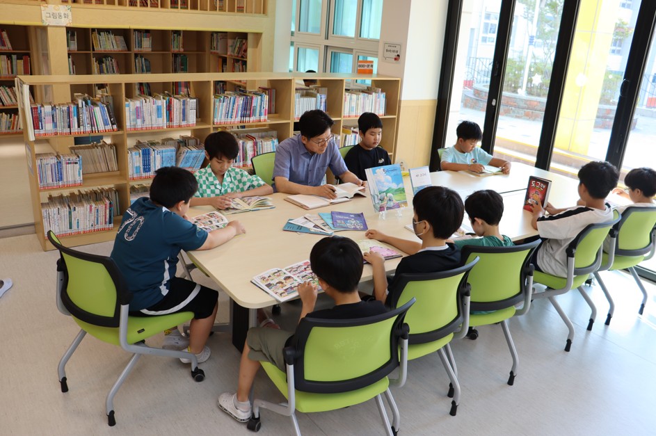 7. 병영초, 교장‧교감과 함께하는 특별한 아침 독서 (2).JPG