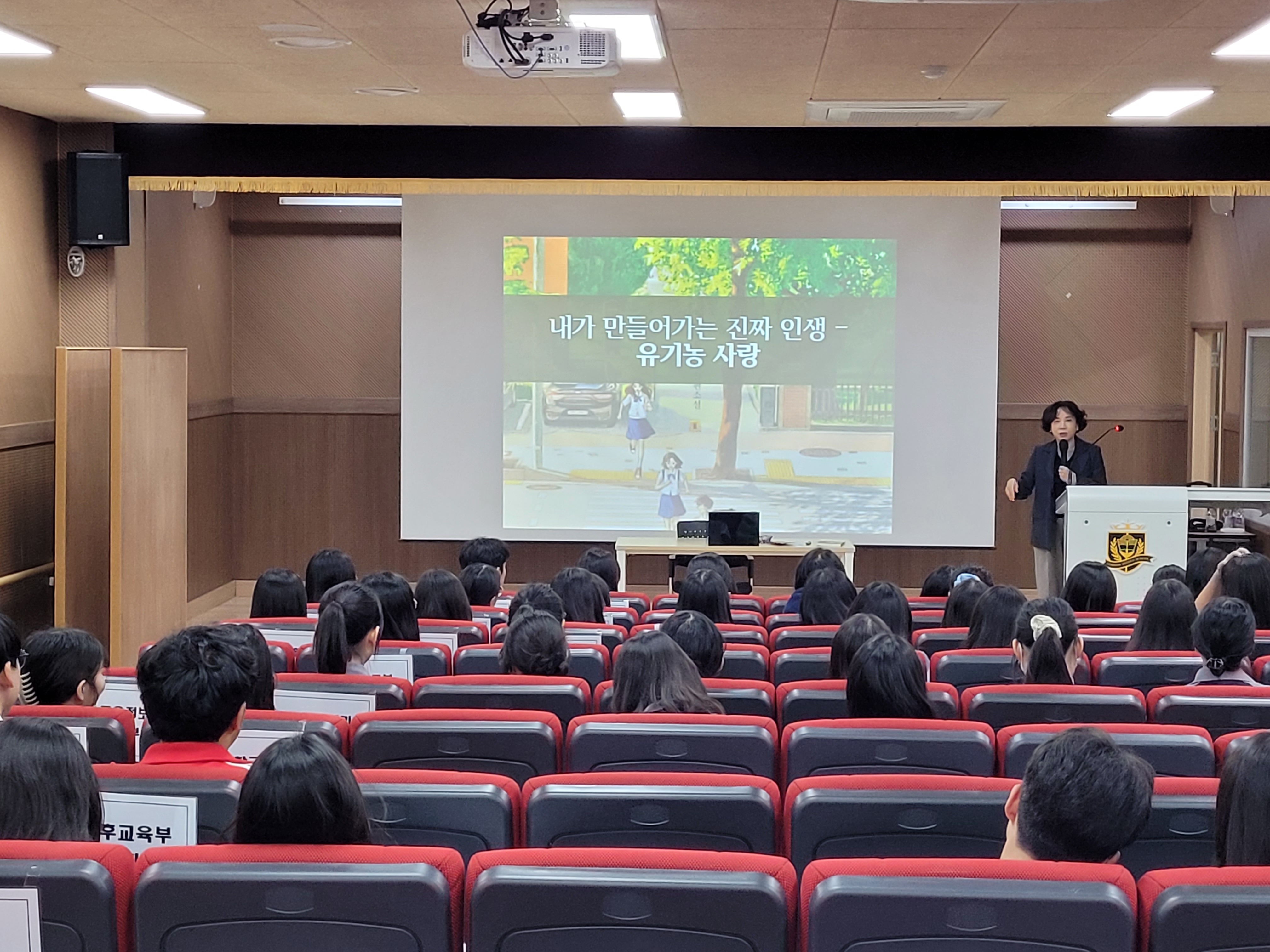 6. 강북교육지원청은 27일 고헌중학교에서 학생들을 대상으로 '2025 강북 학생과 저자와의 만남' 특강을 열었다.jpg