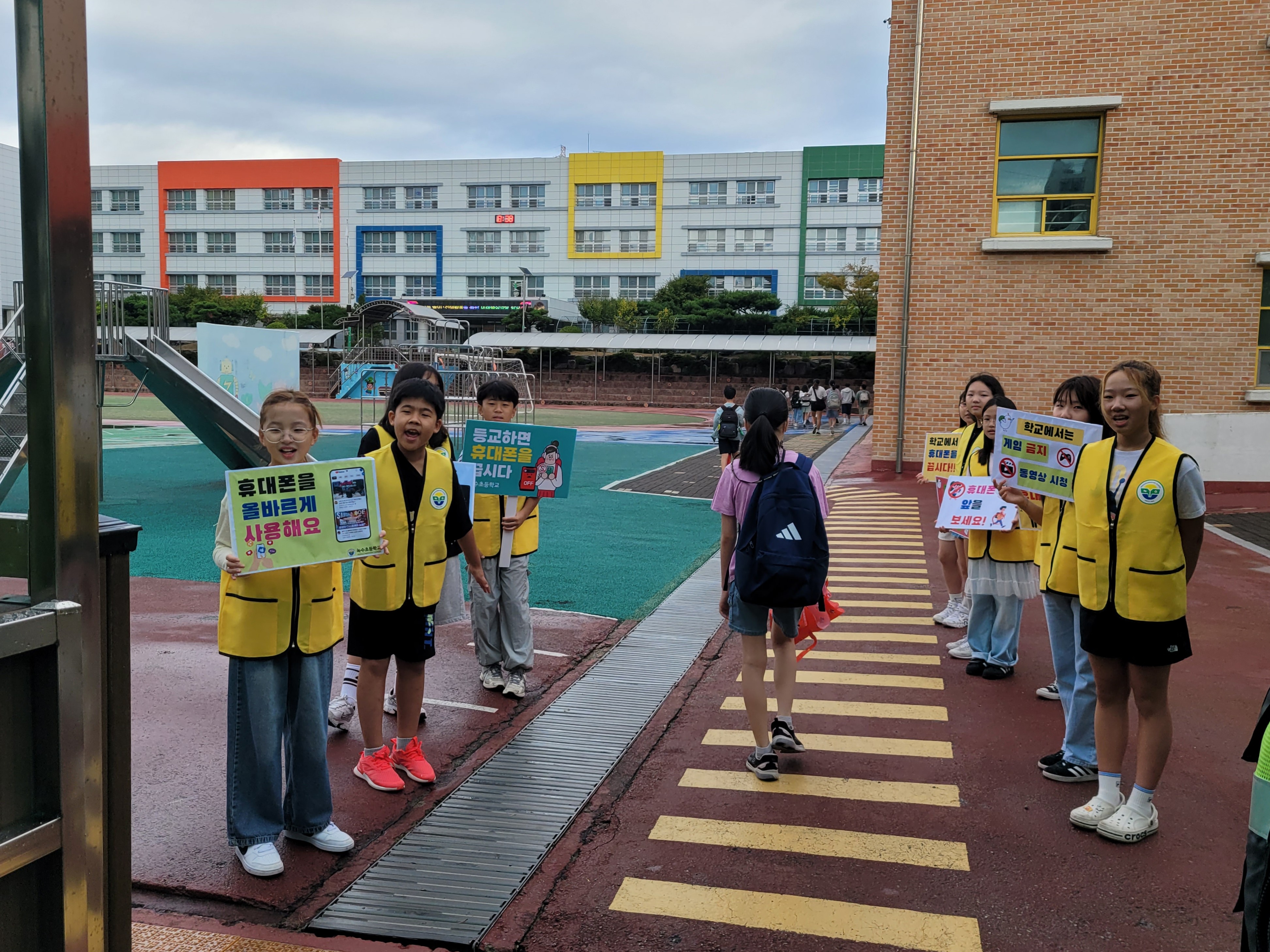 8. 녹수초, ‘올바른 휴대폰 사용’ 홍보활동 펼쳐 (1).jpg