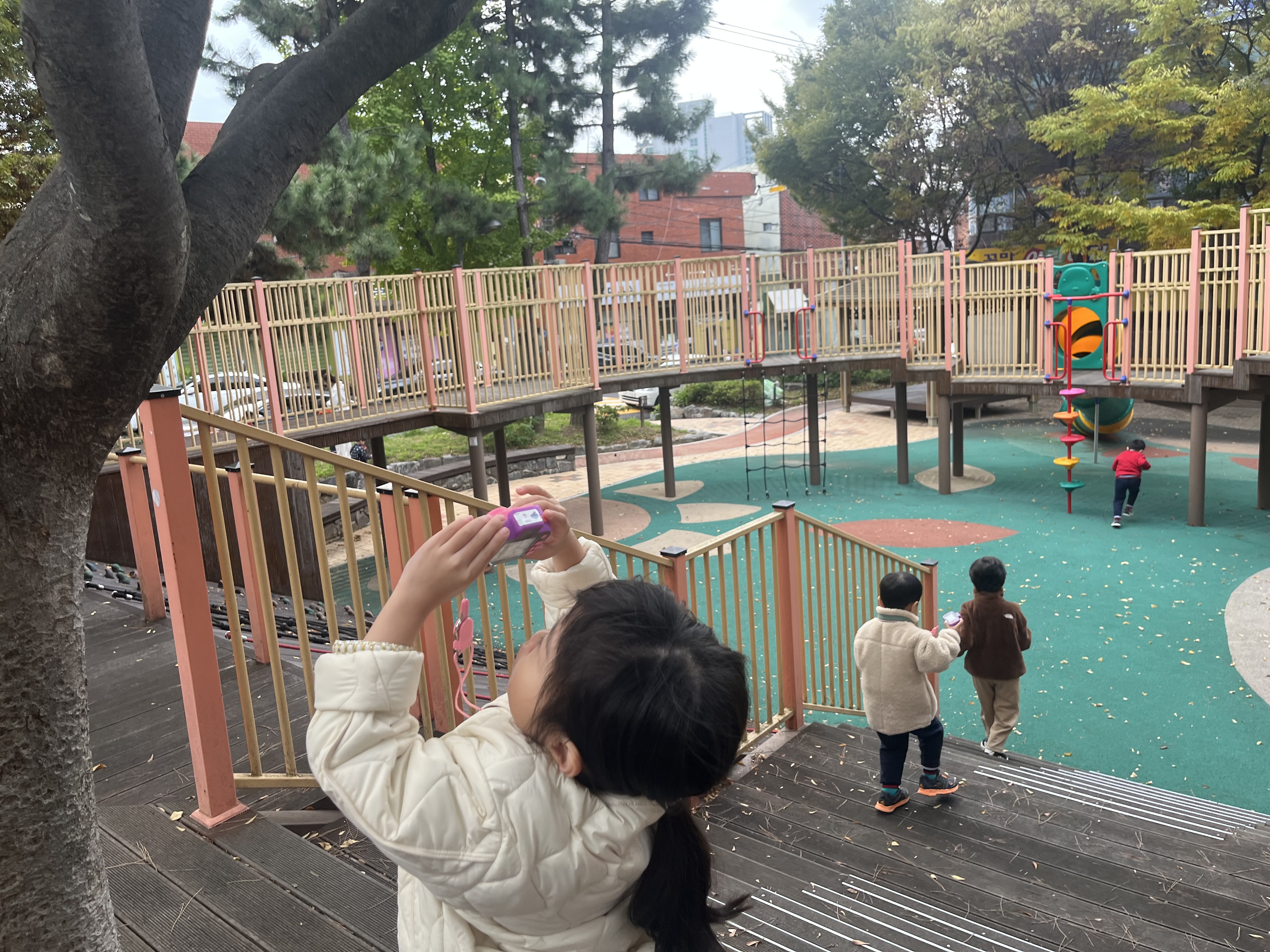 4. 남산초병설유치원 원아들이 4일 은월공원에서 사진을 찍고있다  (1).jpeg