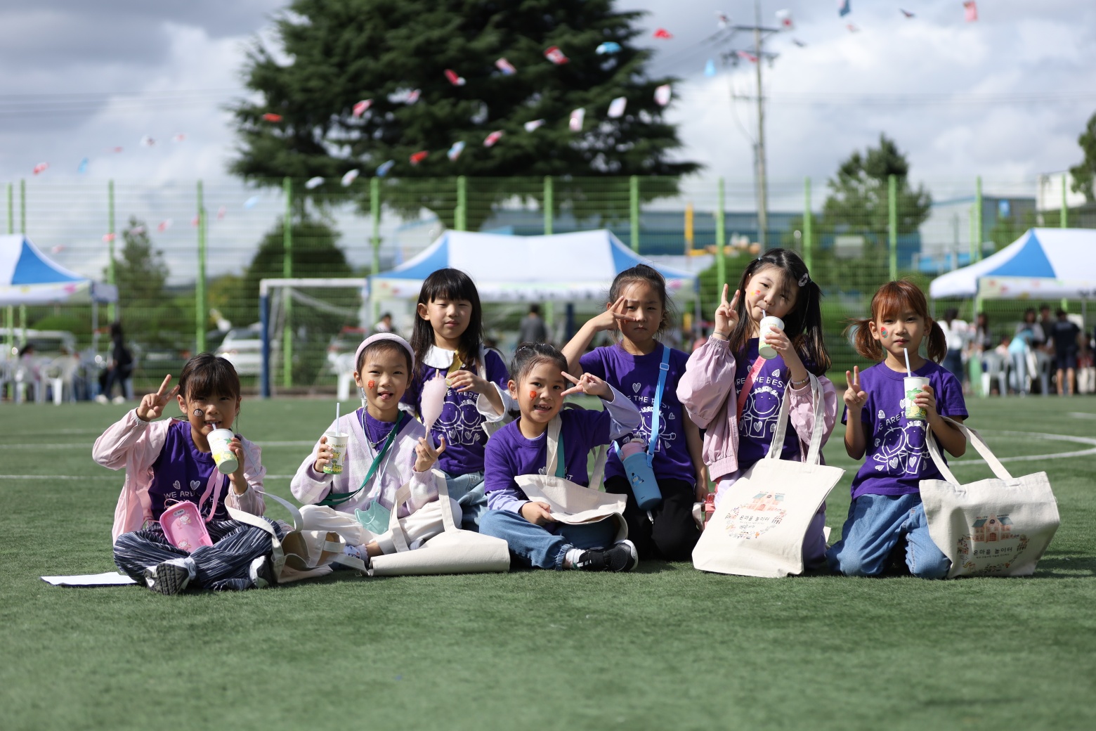 5. 17일 농소초 학생들이 '온마을 놀이터 한마당'에 참여하며 사진을 찍고있다..jpg