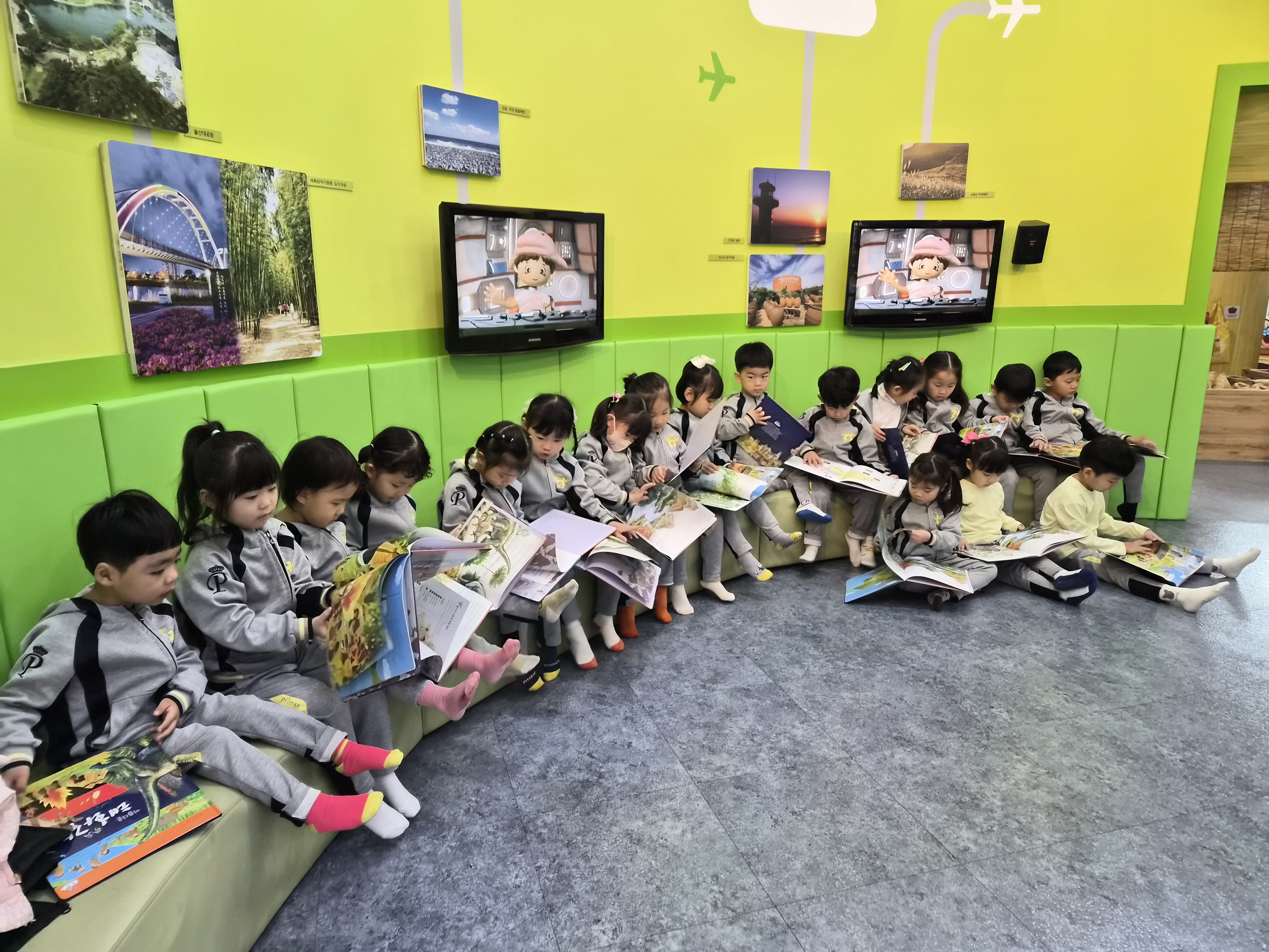 7. 울산유아교육진흥원은 24일 송정초병설유치원 원아들에게 '아름다운 태화강' 그림책을 배부했다.jpg