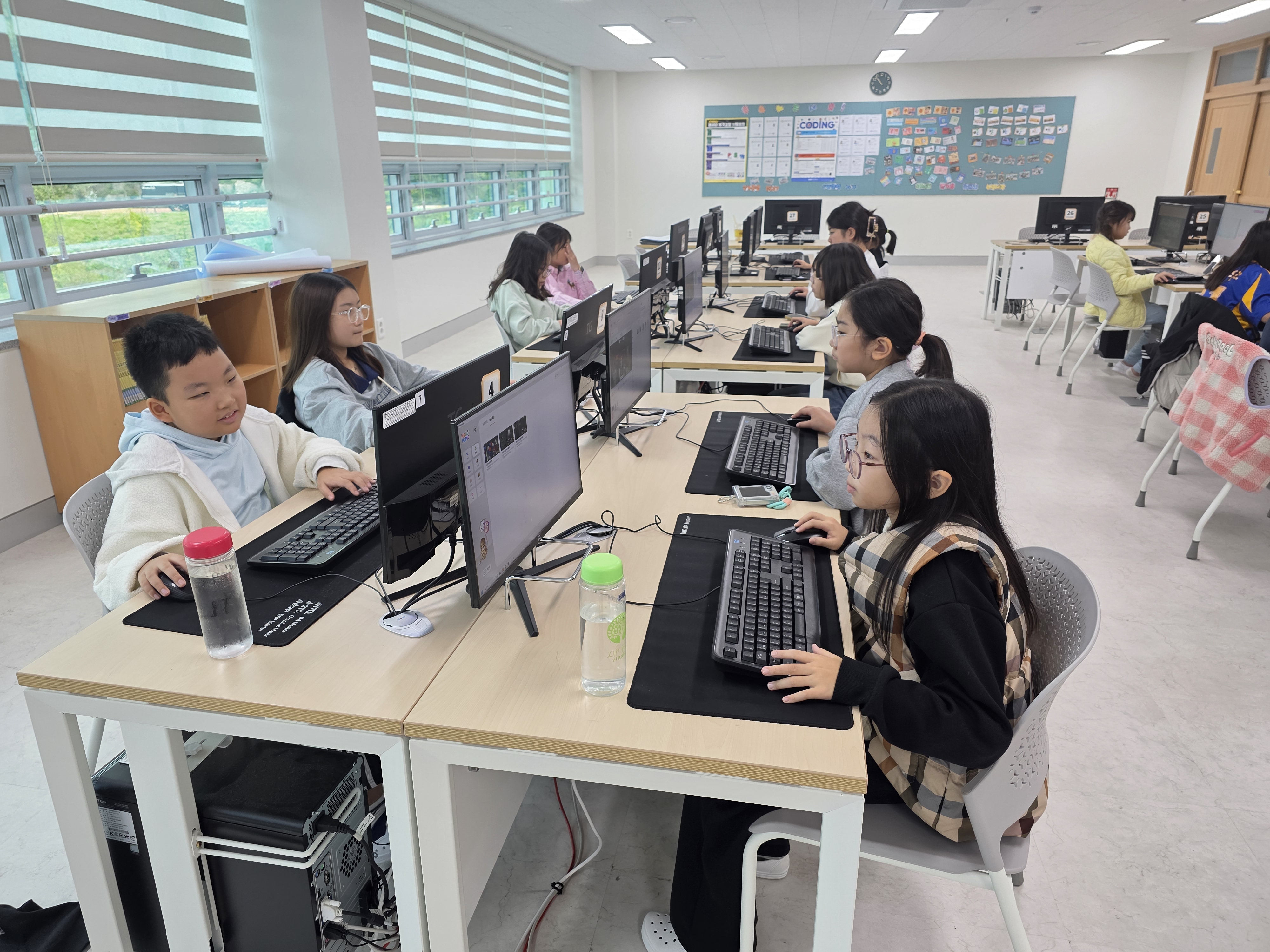 약수초등학교는 25일 컴퓨터실에서 4학년 학생 20명과 '디지털 코딩 캠프'를 운영했다 (3).jpg
