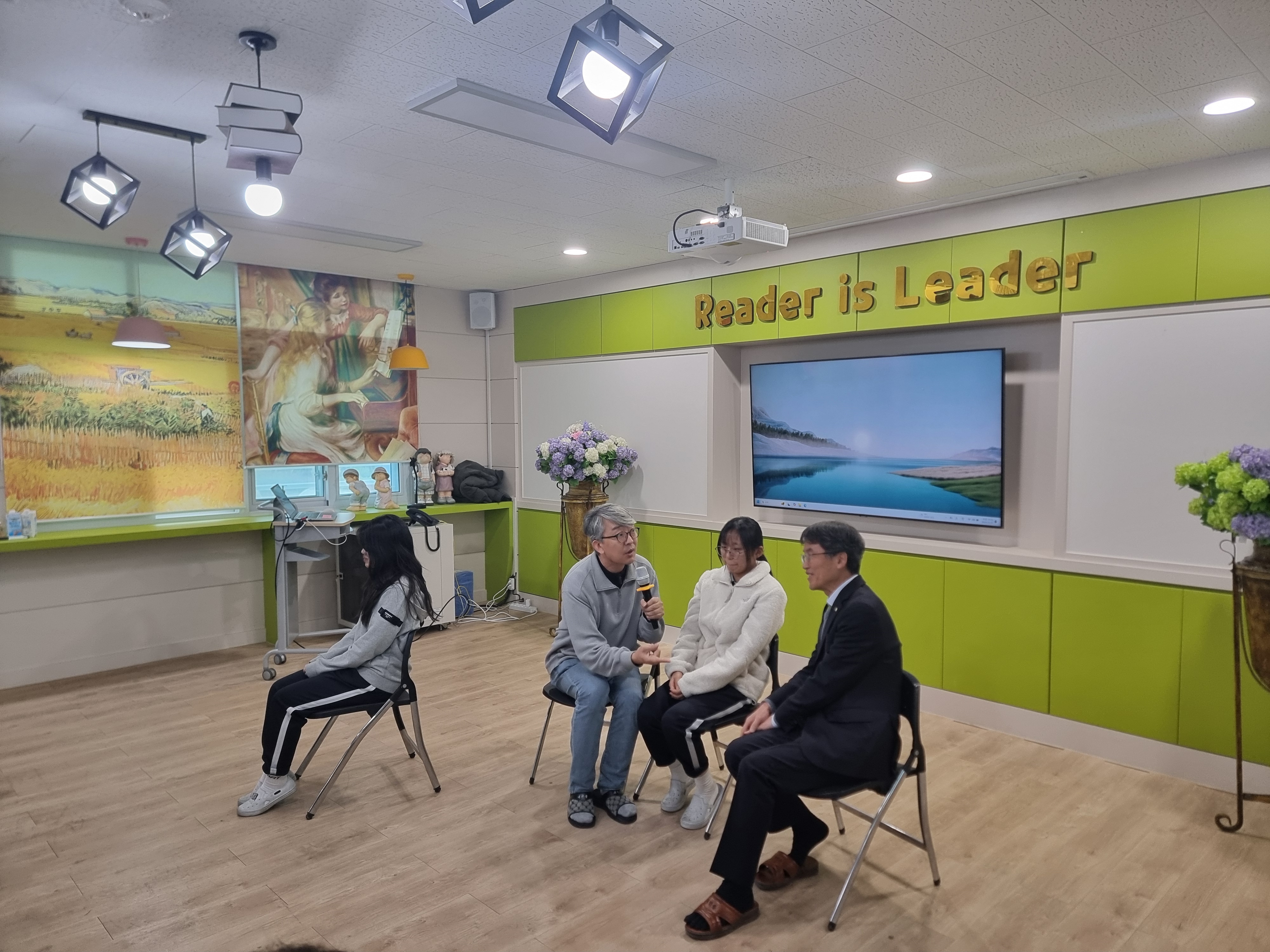 6. 천창수교육감이 27일 대현중에서 운영된 학교폭력 교권 침해 예방 심리극에 참여하고 있다.jpg