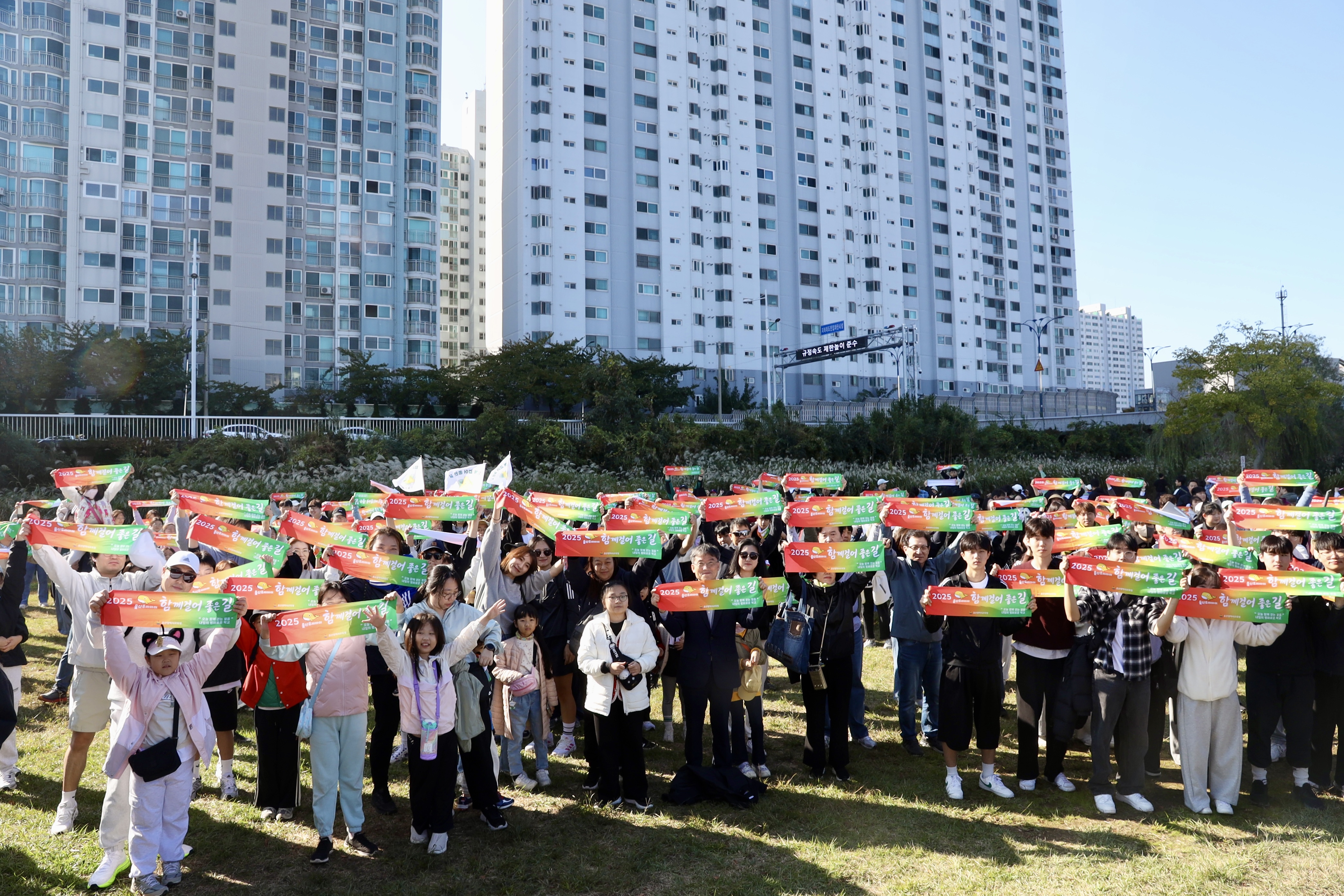11. 천창수 교육감이 1일 태화강 그라스 정원에서 열린 '함께 걸어 좋은 길' 행사에 참여해 참가자들과 기념사진을 찍고있다.jpg
