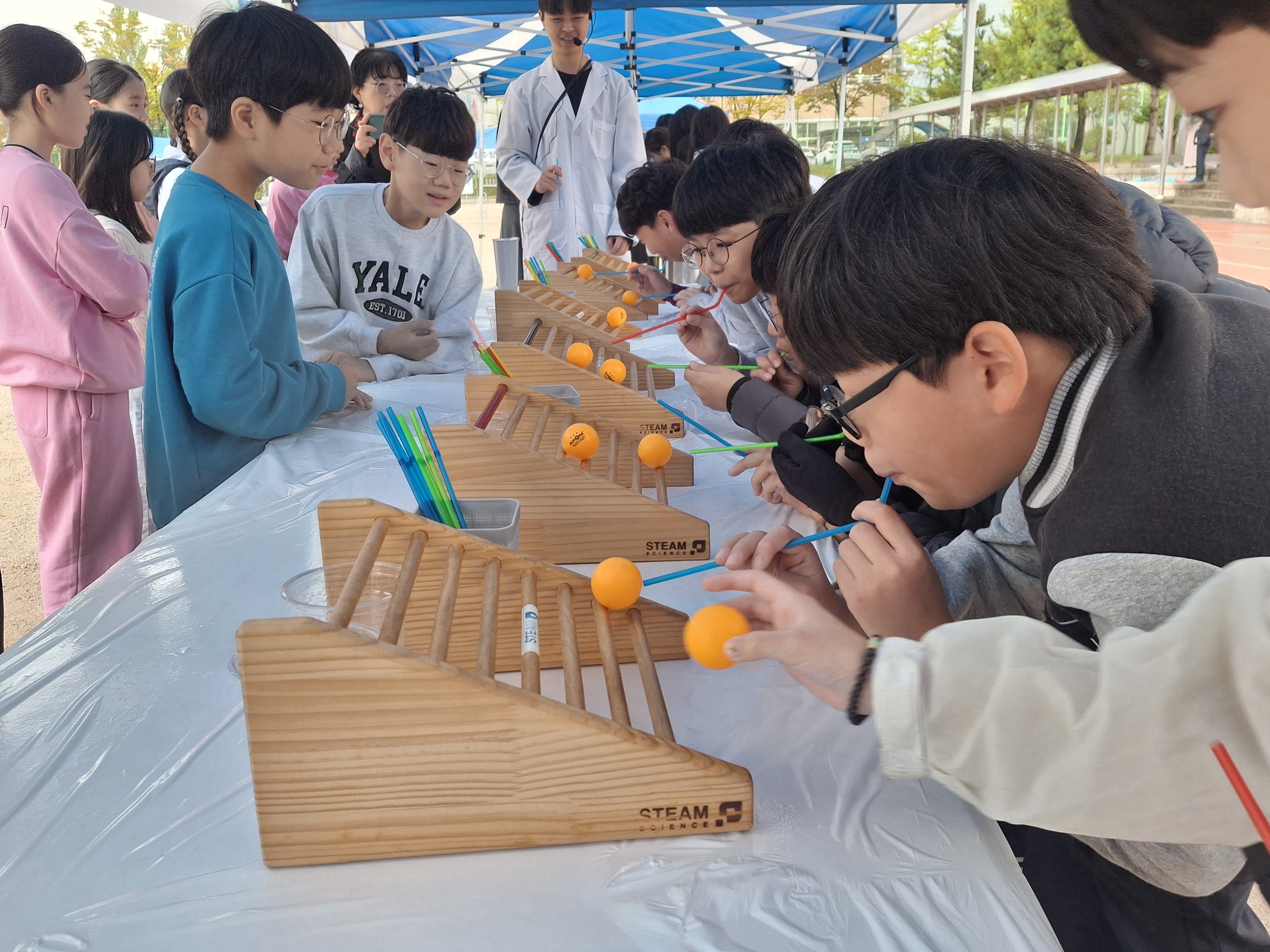 4. 농서초 학생들이 23일 운동장에서 '스팀 사이언스' 과학체험을 하고있다 (3).jpg
