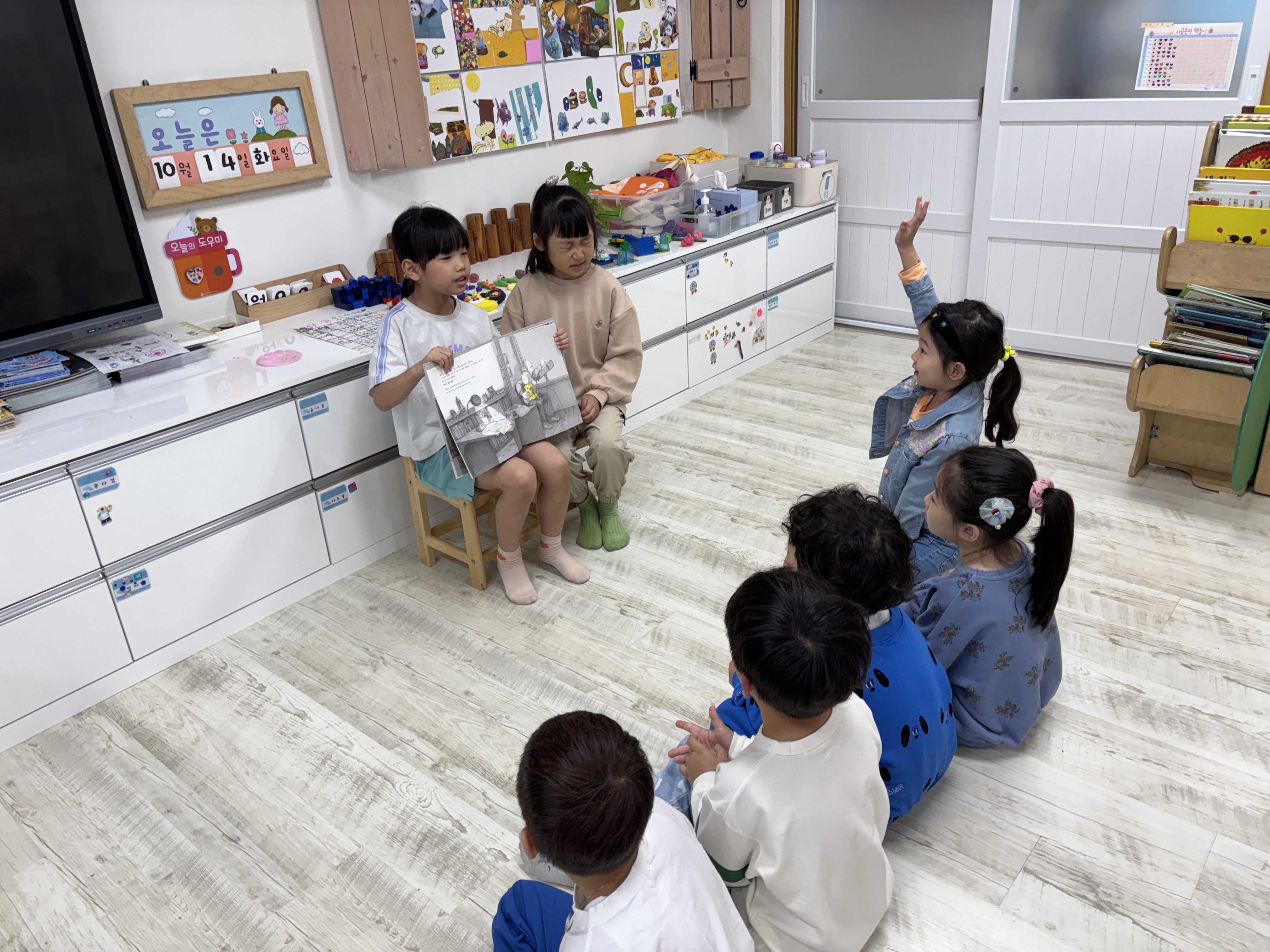 7. 신정초등학교 2학년 학생들이 유초이음교육의 하나로 병설유치원 유아들에게 그림책을 읽어주고 있다 (2).jpg