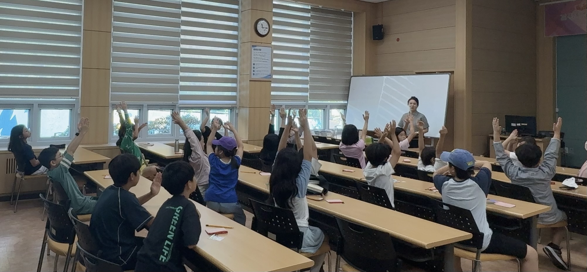 5. 남부도서관이 9월 27일 주관한 '길 위의 인문학' 프로그램에 학생들이 참여하고 있다.jpg