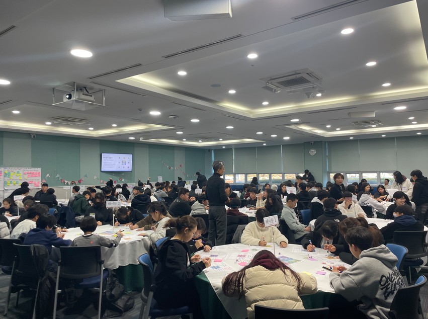 13. 울산지역 초중고 학교 운동부 학생들이 29일 본청 외솔회의실에서 원탁토론을 하고있다 (3).jpg