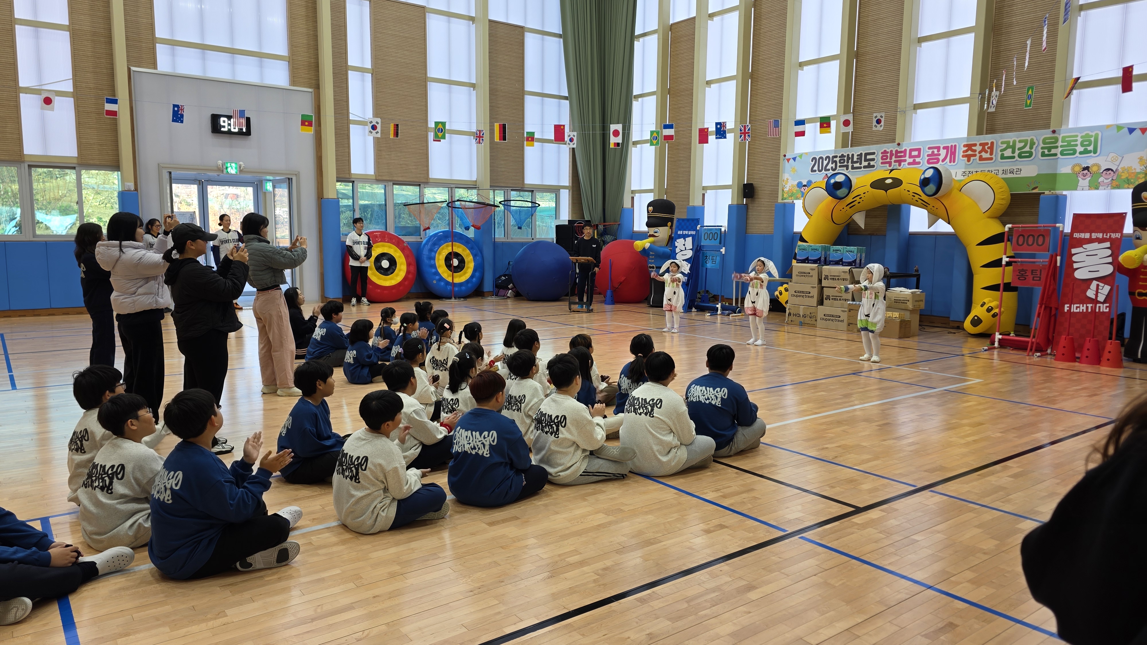 1. 주전초 학생들과 학부모들이 26일 체육관과 교실에서 건강 운동회에 참여하고 있다 (1).jpg