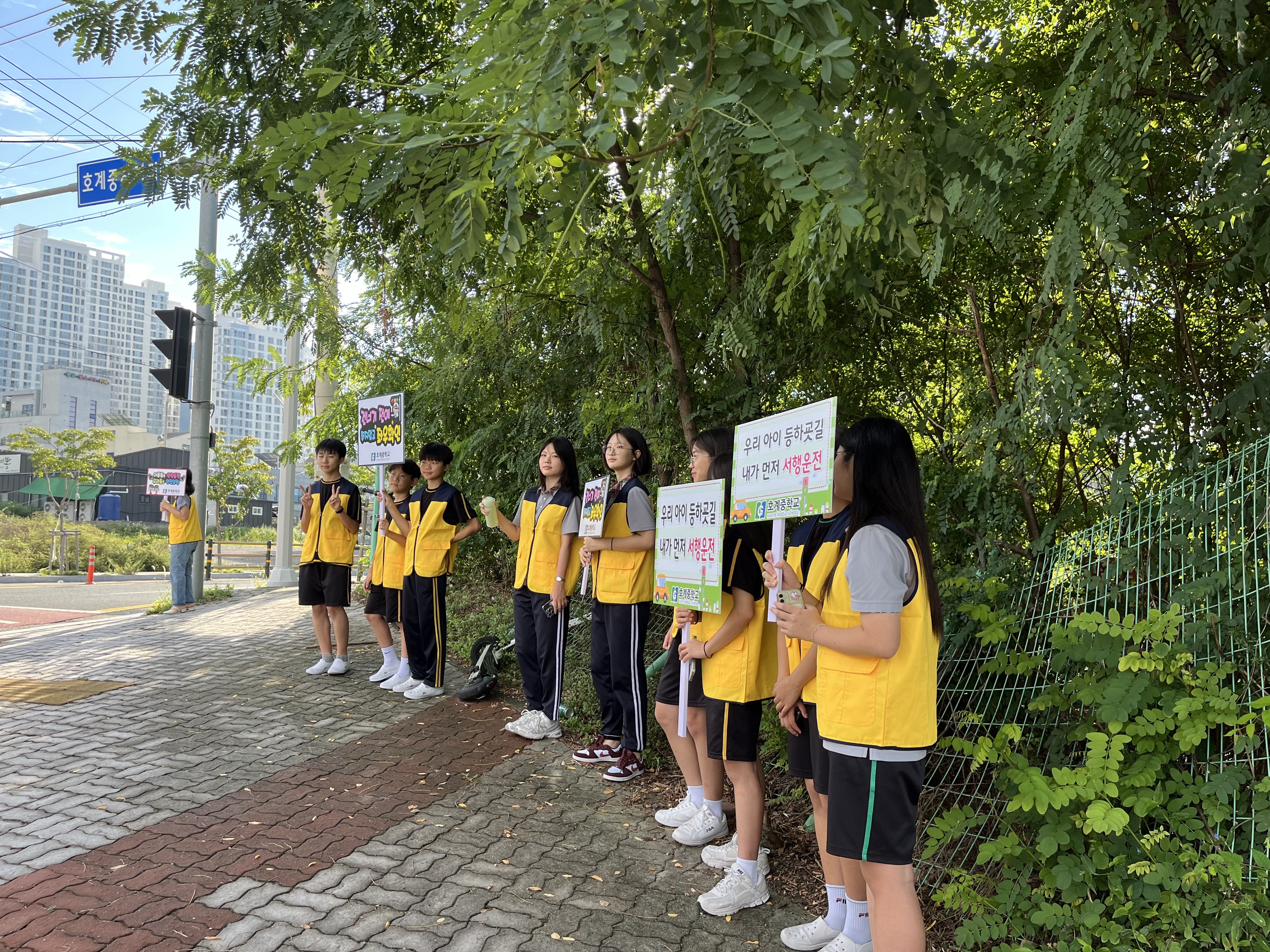 9. 호계중 학부모회, 등굣길 ‘교통안전 홍보활동’ 펼쳐 (2).jpg