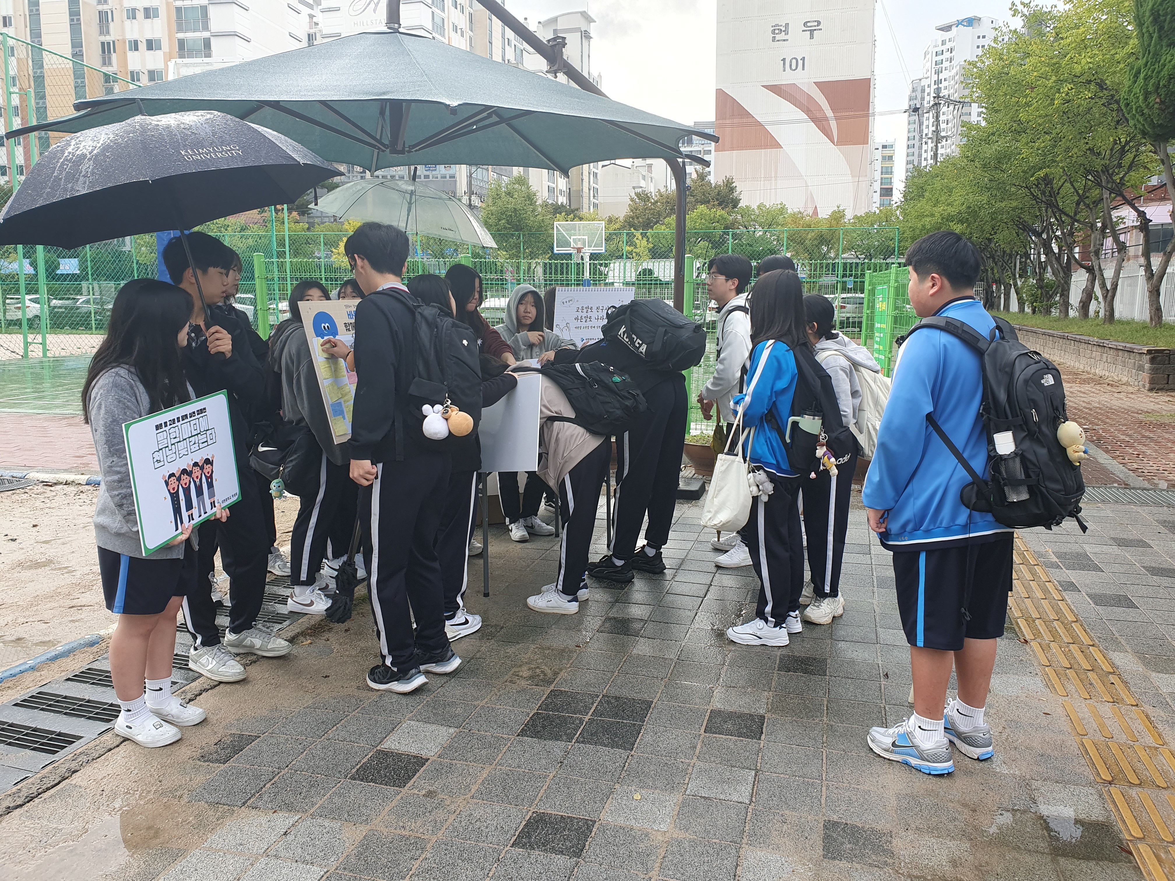 대현중학교 학생들이 22일 등굣길에 '바른말 고운말 사용' 홍보활동을 펼쳤다 (1).jpg