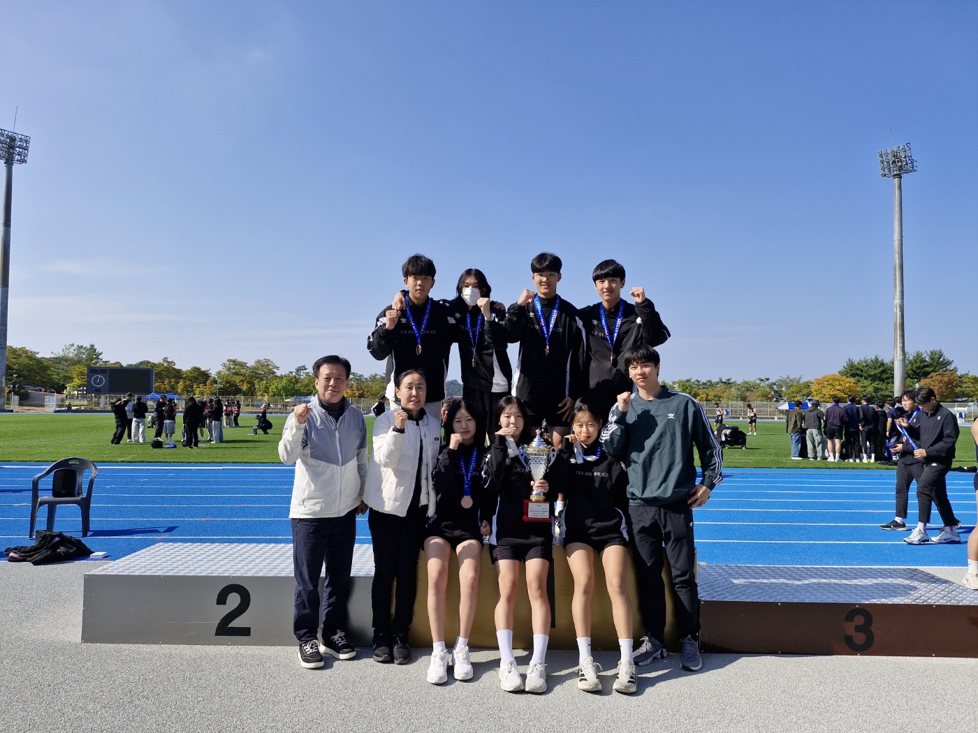 10. 천상중 학생들이 25~26일 대구에서 열린 '전국 학교스포츠클럽 축전' 육상대회에서 종합 3위를 차지했다 (1).jpg