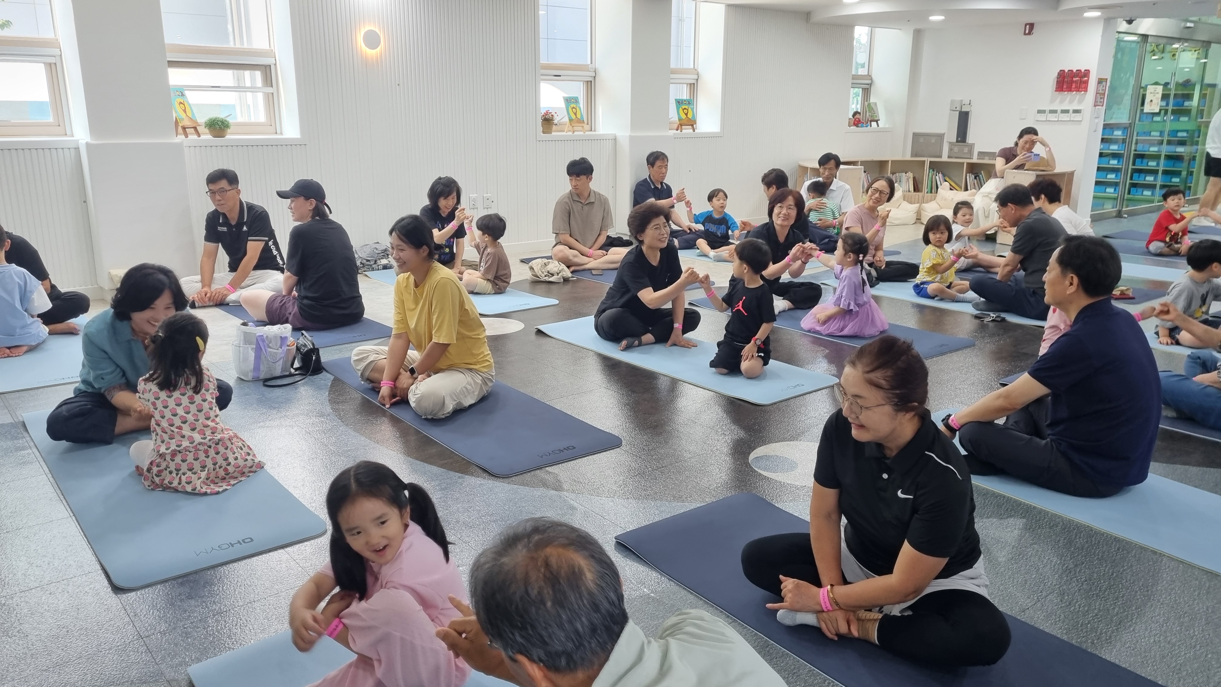 9. 할머니, 할아버지와 함께하는 그림책 요가 (2).jpg