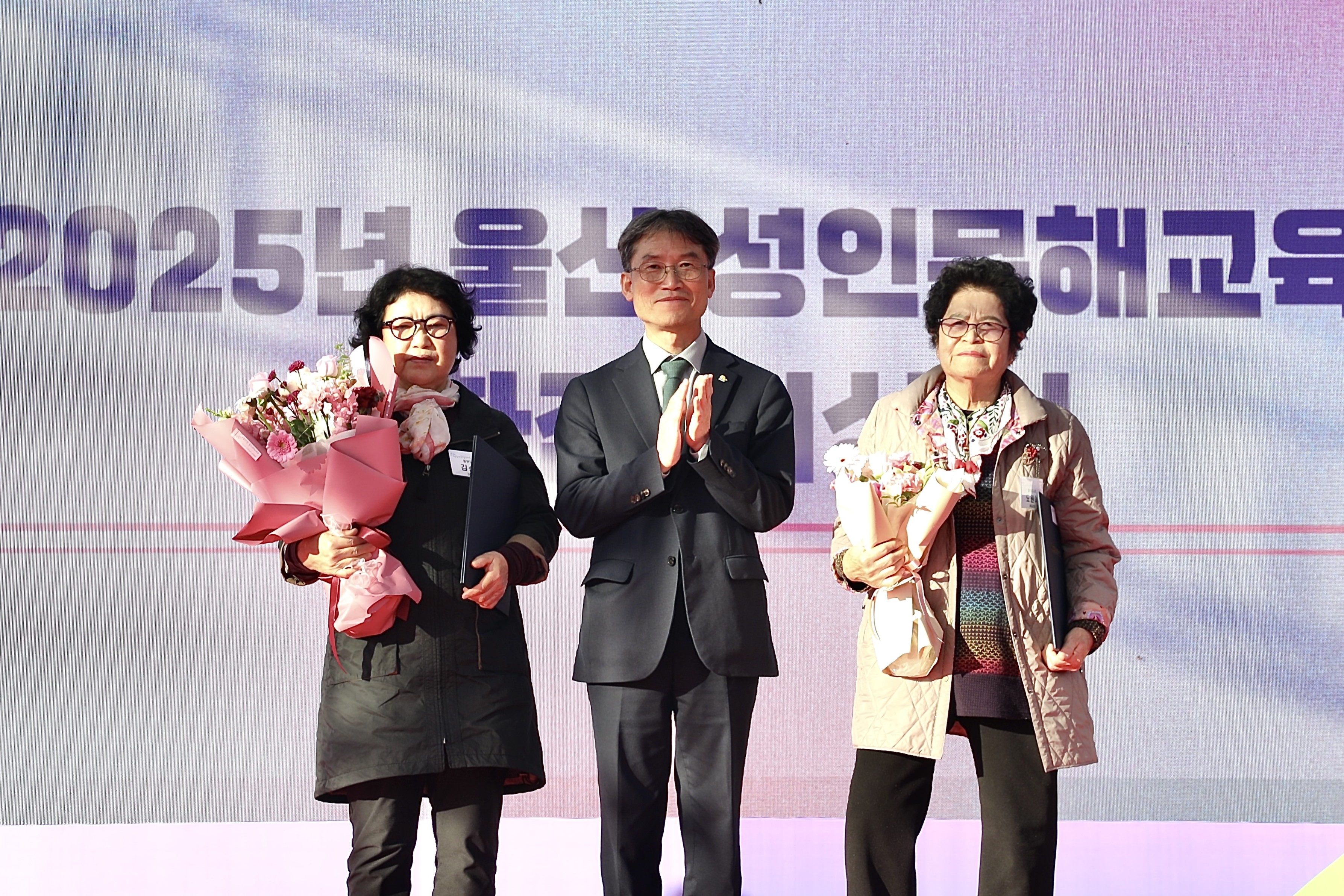 8. 천창수교육감이 31일 '제14회 울산성인문해교육 시화전'에서 시상을 하고 수상자들과 기념촬영을 하고있다.jpg