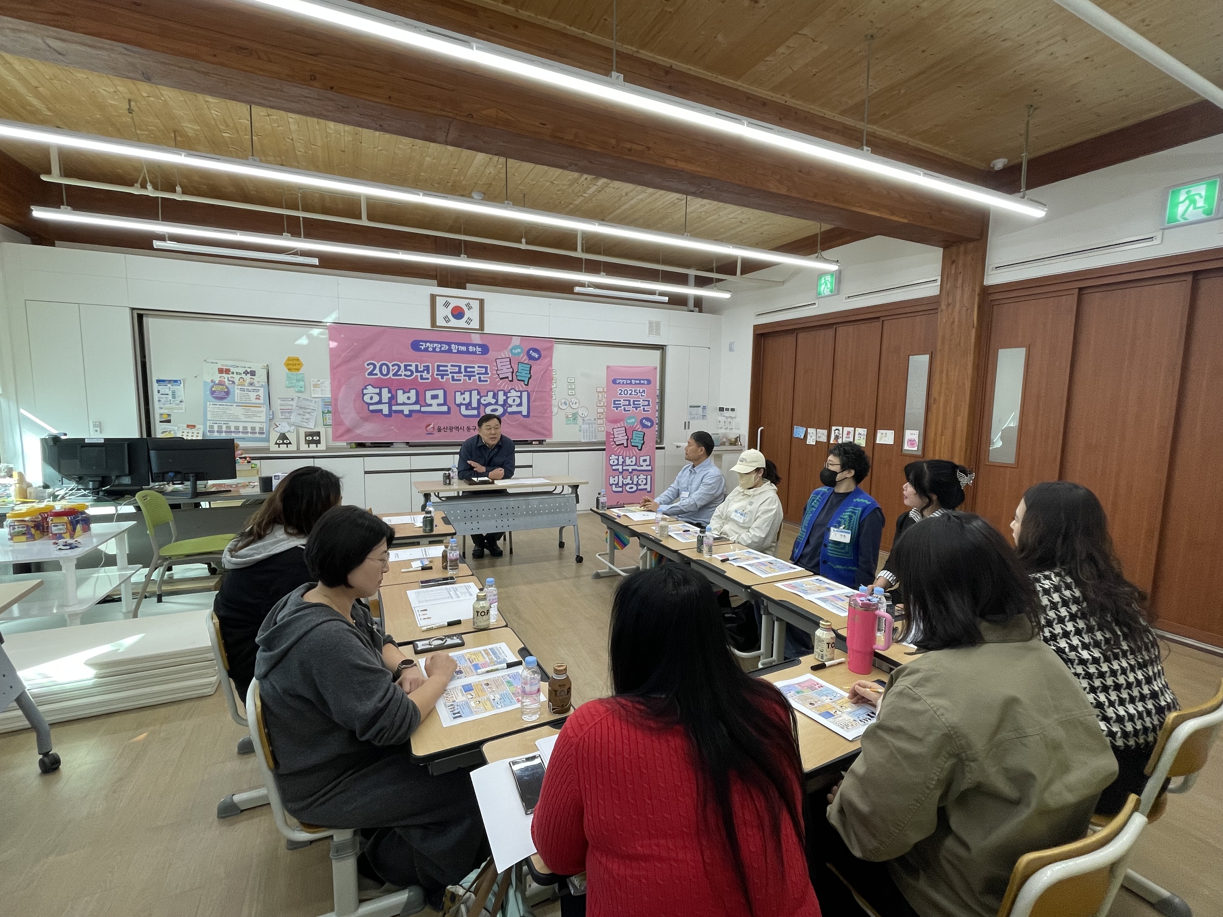 주전초등학교는 28일 학교 공간을 개방해 '두근두근 톡톡 학부모 반상회'를 열었다 (2).jpg