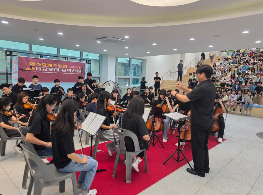10. 약수초 오케스트라, ‘등교 맞이 음악회’로 아침을 깨우다 (2).jpg