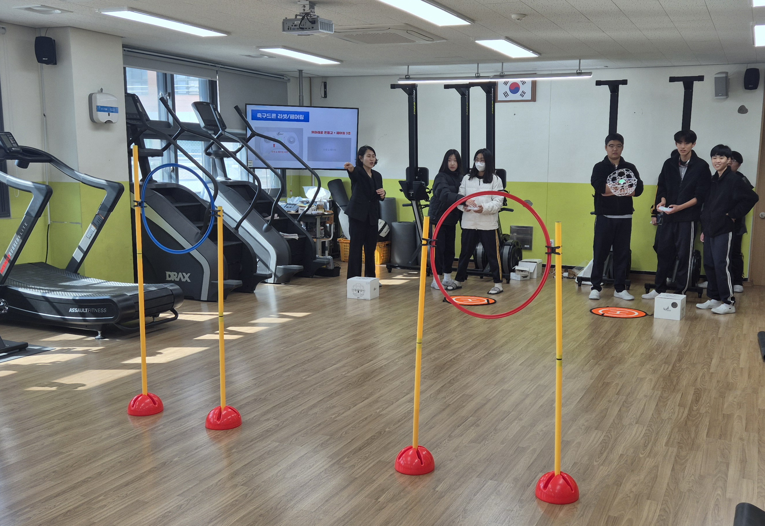 호계중 학생들이 11일 가상 스포츠실에서 인공지능 로봇 체험을 하고있다 (1).jpg