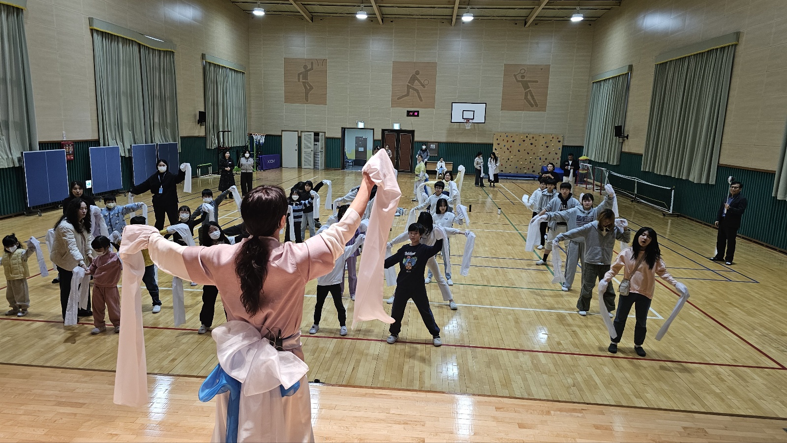 장생포초 학생들이 14일 체육관에서 국악과 민속 체험을 즐기고 있다 (1).jpg