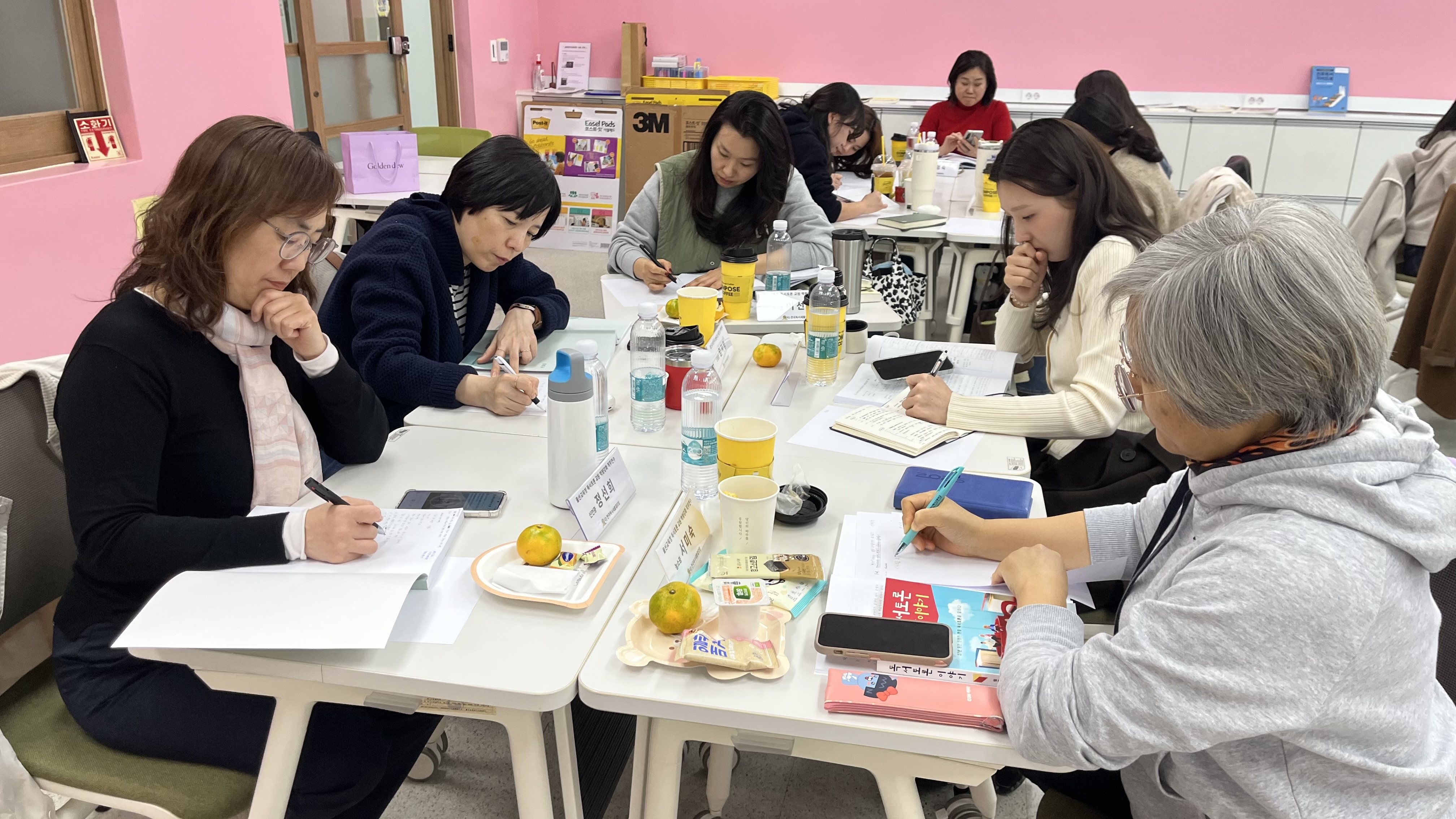 10. 울산 초중고 교사들이 22일 울산교육연구정보원에서 독서토론 연수를 듣고있다 (3).jpg