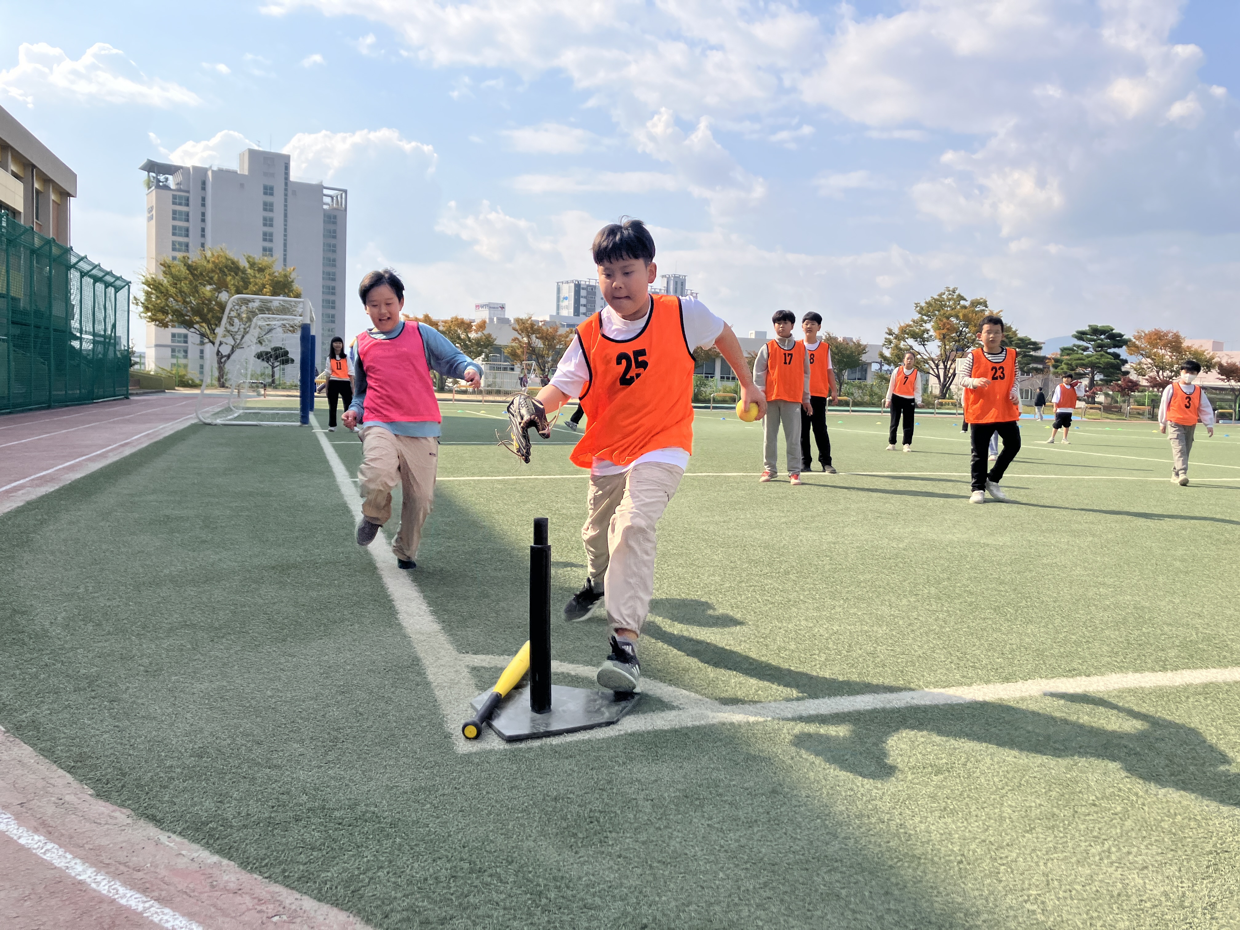 8. 남산초 5학년 학생들이 4일 운동장에서 스포츠클럽 '티볼' 활동을 하고있다 (1).JPG