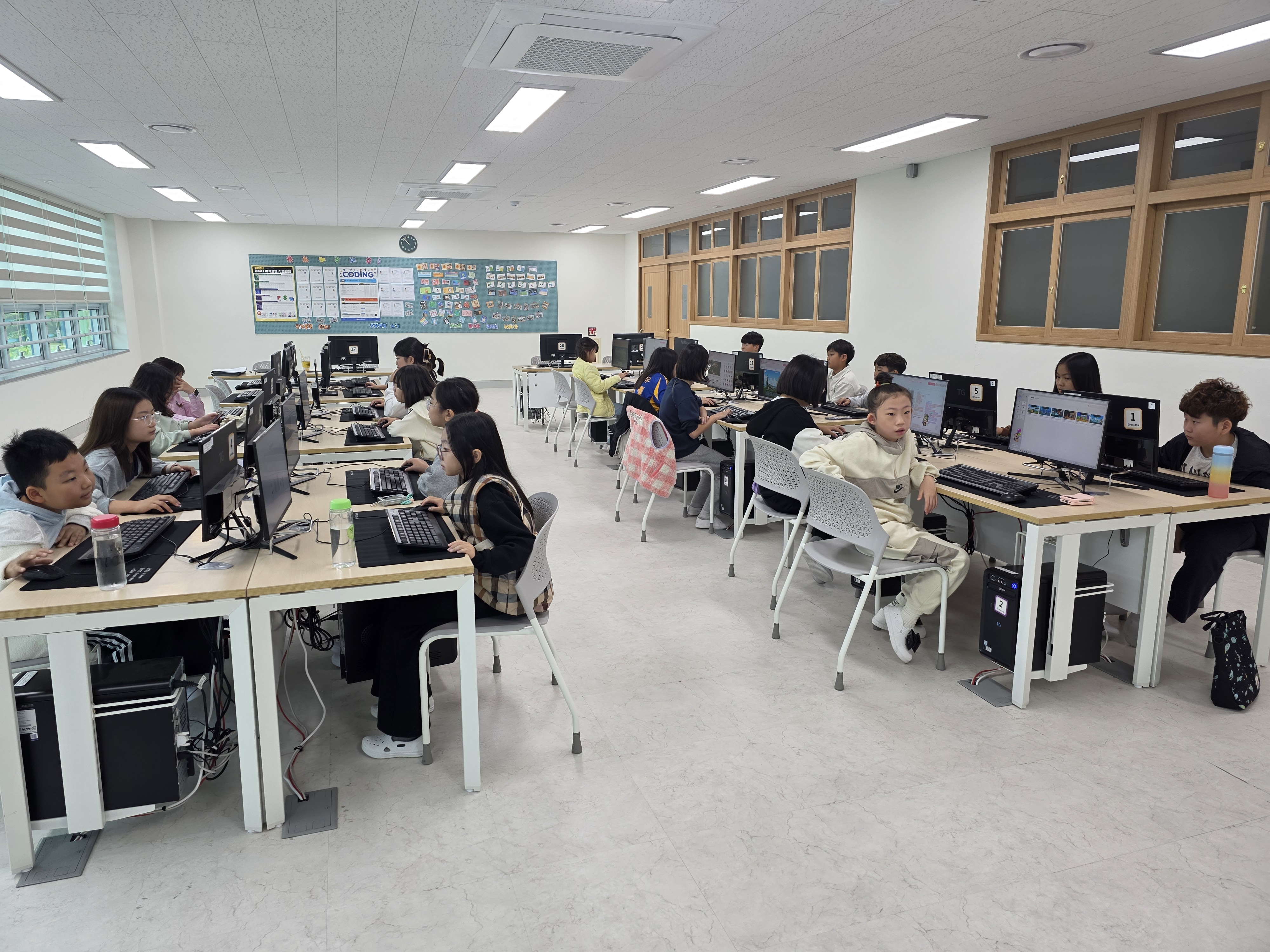 약수초등학교는 25일 컴퓨터실에서 4학년 학생 20명과 '디지털 코딩 캠프'를 운영했다 (2).jpg