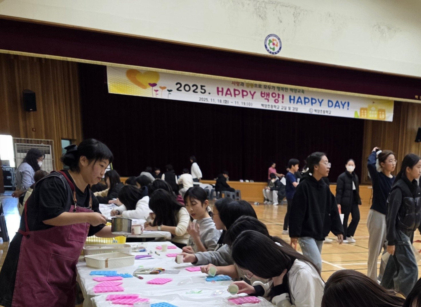 백양초 학생들이 18~19일 체육관에서 여러가지 체험을 하고있다 (2).jpg