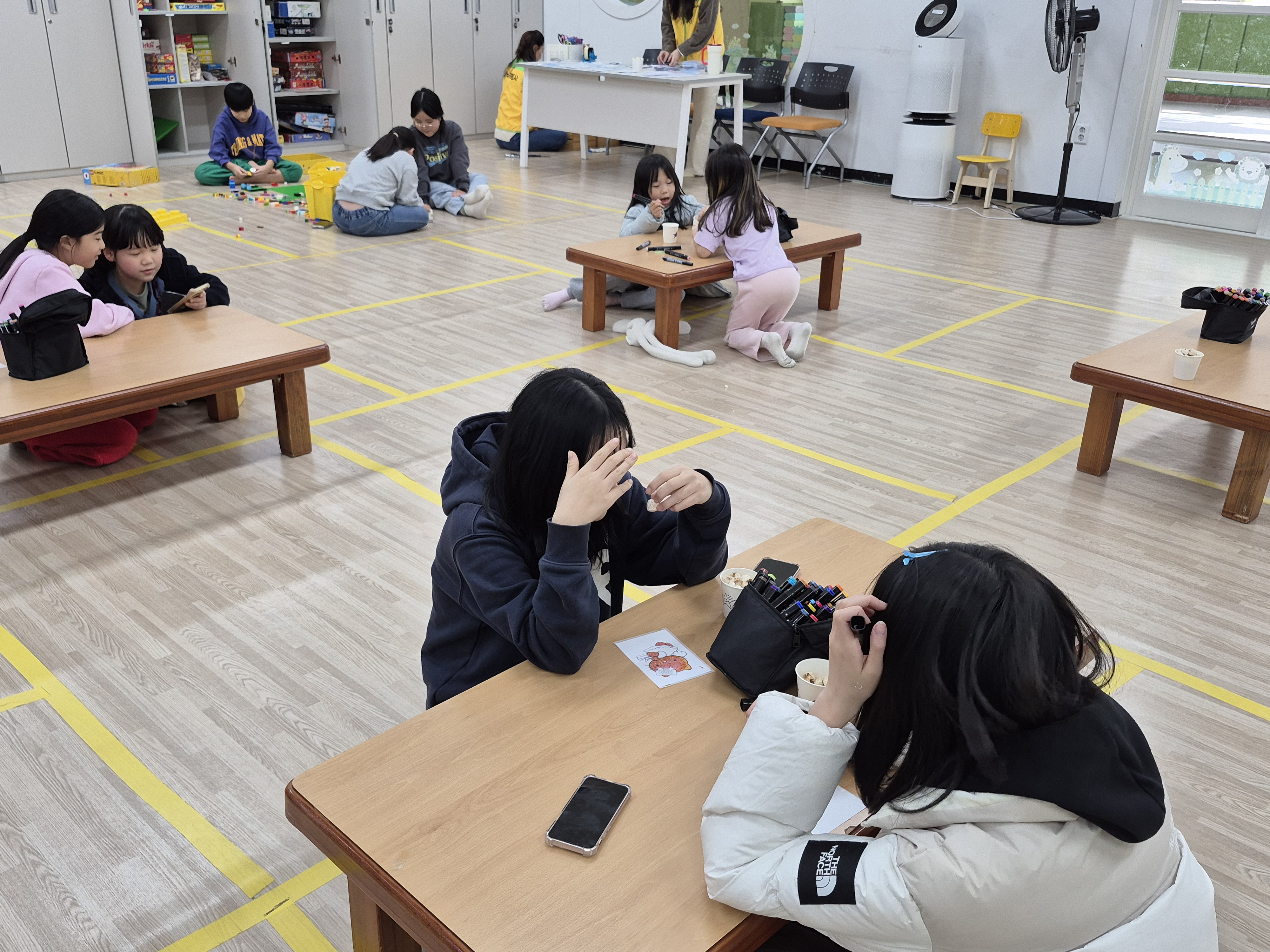 강남초 학부모 누리봉사단이 올해 4월부터 꾀누리실에서 틈새 돌봄을 운영하고 있다 (1).jpg