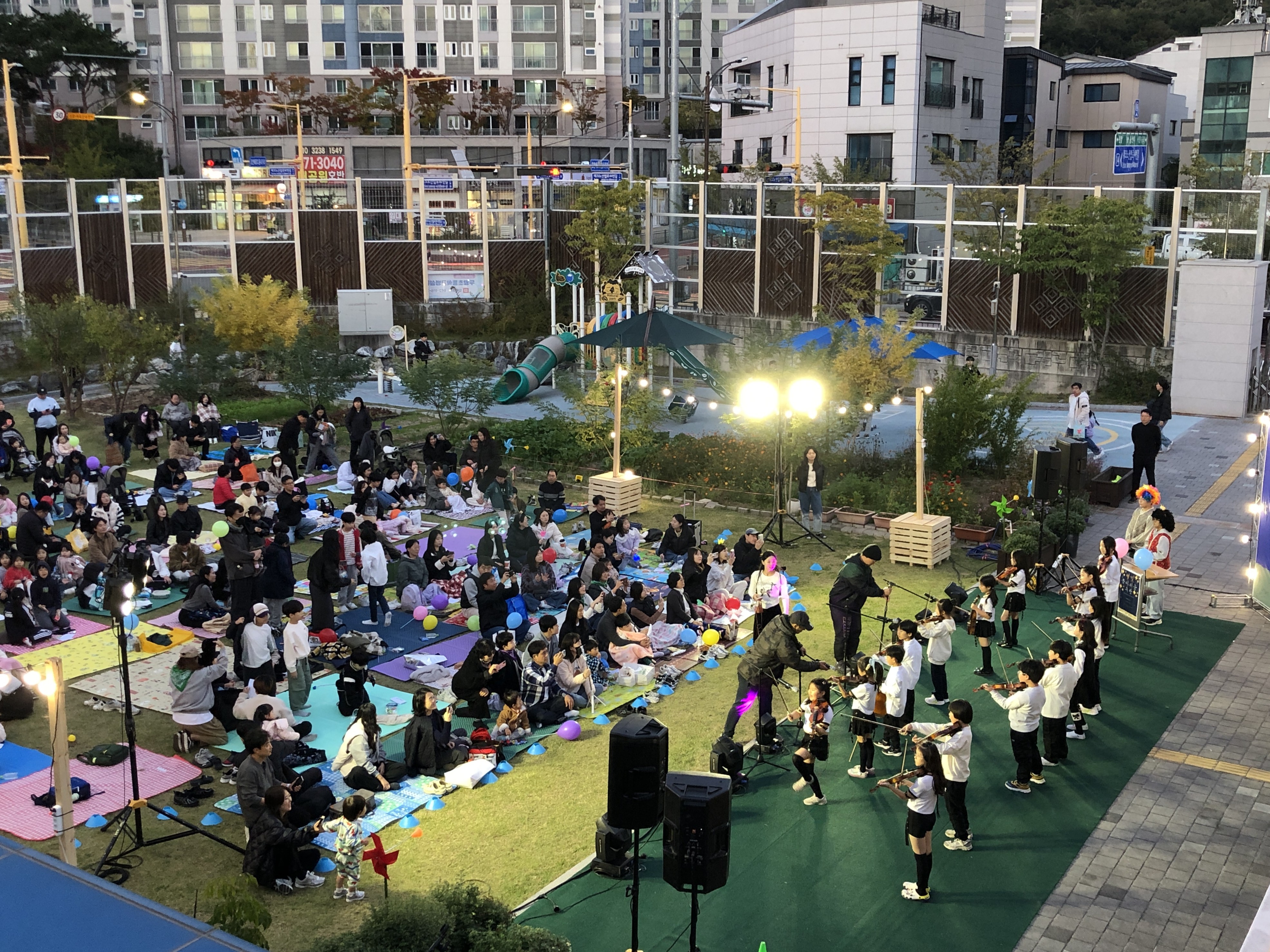 두왕초등학교는29일 교내 잔디마당에서 '별칩 쏟아지는 두왕 예술로' 행사를 열었다 (1).jpg