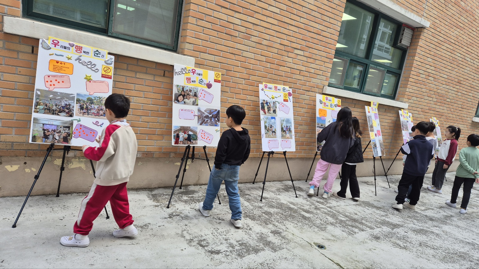 6. 덕신초 학생들이 교내에 전시된 '우리들의 행복한 순간' 사진을 관람하고 있다.jpg