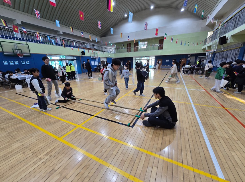 4. 중남초 학생들이 19일 체육관에서 세계 전통 놀이 체험을 하고있다.jpg
