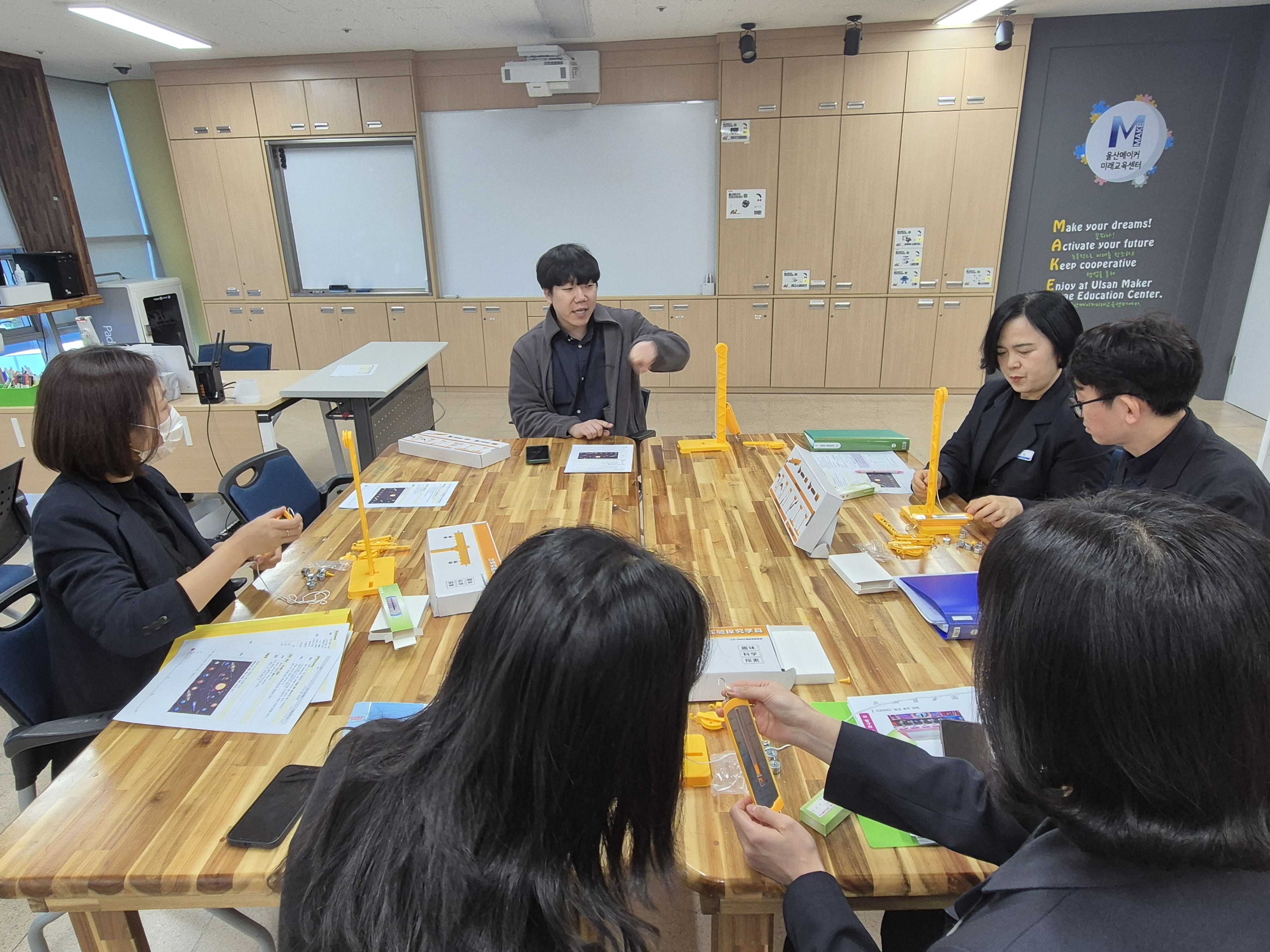 3. 울산과학관이 13일 주관한 '배움공동체' 연수 참가자들이 메이커실에서 도르레의 원리를 탐구하고있다.jpg