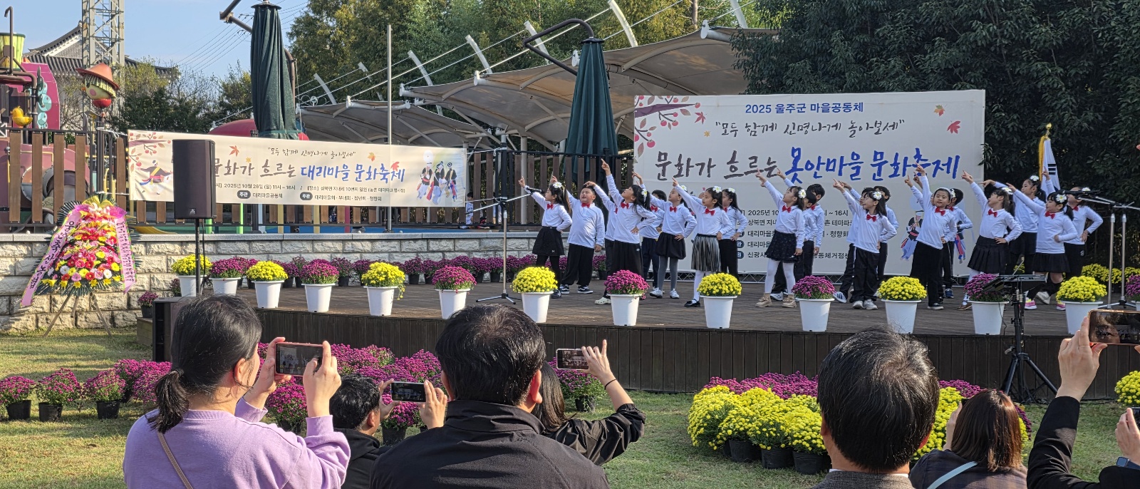 10. 상북초등학교 학생들이 26일 지내리 농촌테마파크에서 대리마을 문화축제에 참여해 합창을 하고있다 (2).jpg