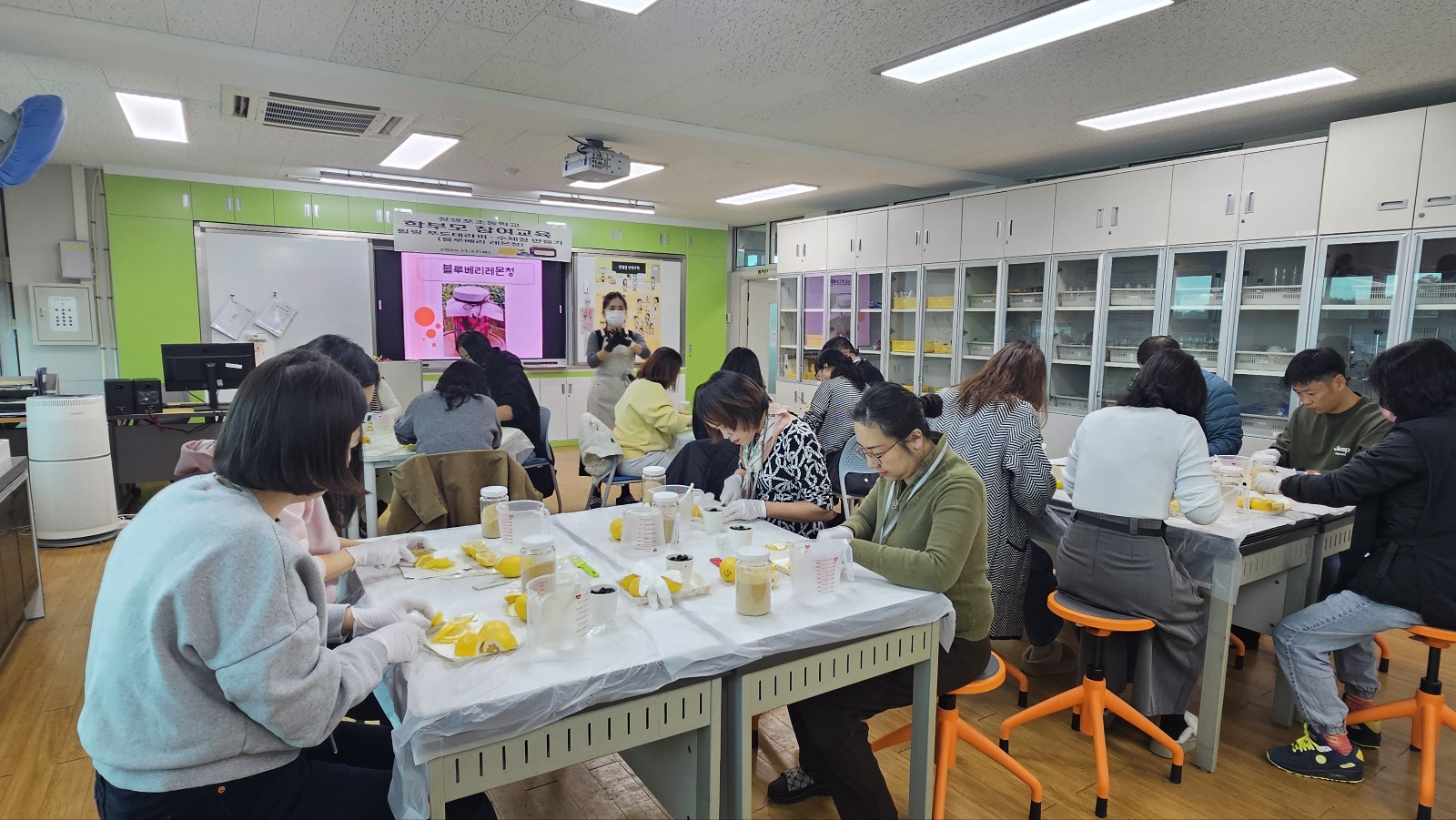 장생포초 학부모들이 27일 블루베리 레몬청을 만들고 있다 (1).jpg