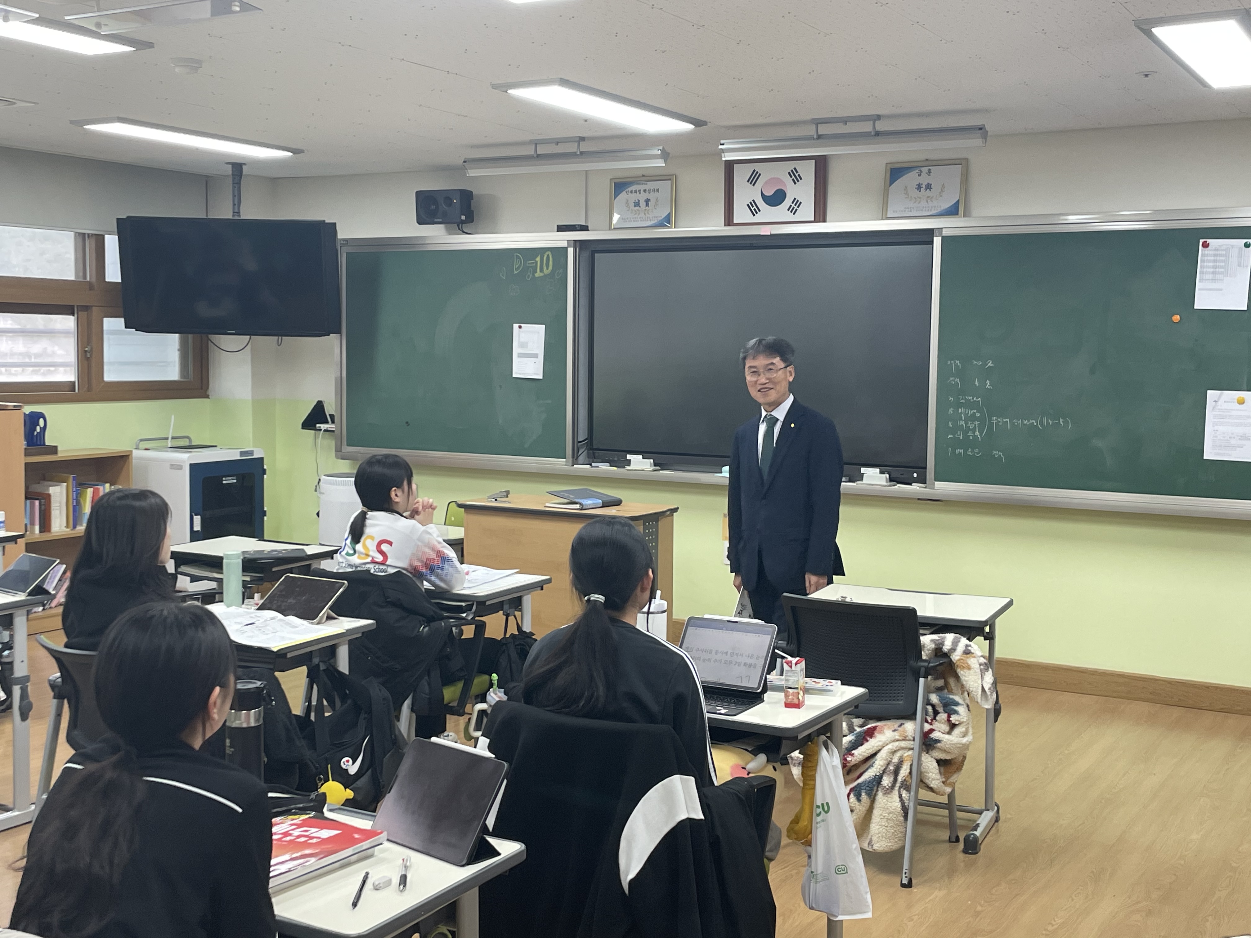 천창수 교육감은 3일 울산스포츠과학고를 방문해 학생 선수들을 격려하고 학교 현안을 공유했다 (1).jpg