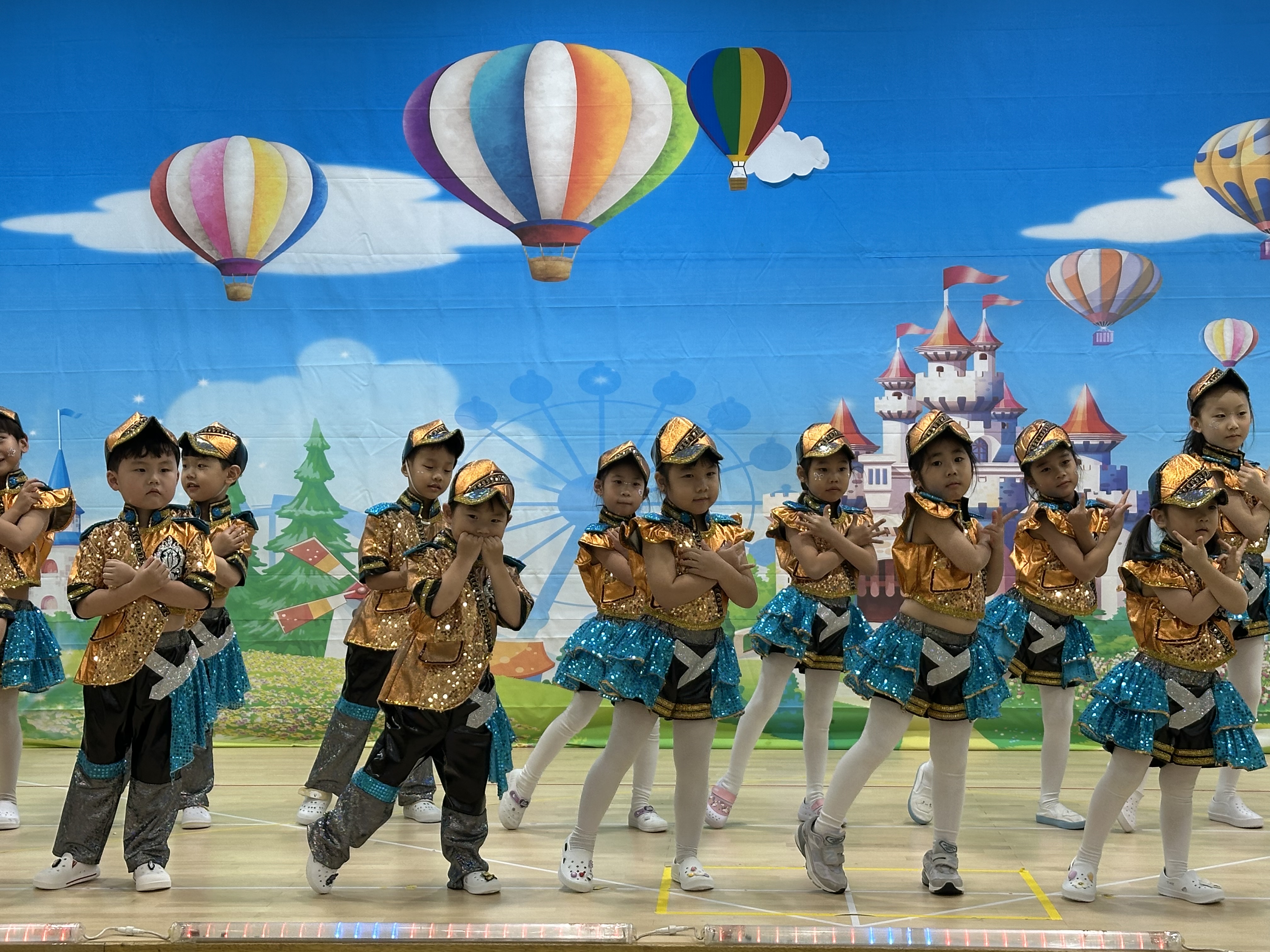 상안유치원 원아들이 29일 원아동아리 '서로 나눔 발표회'에 참가해 무대에서 공연을 펼치고있다 (1).jpg