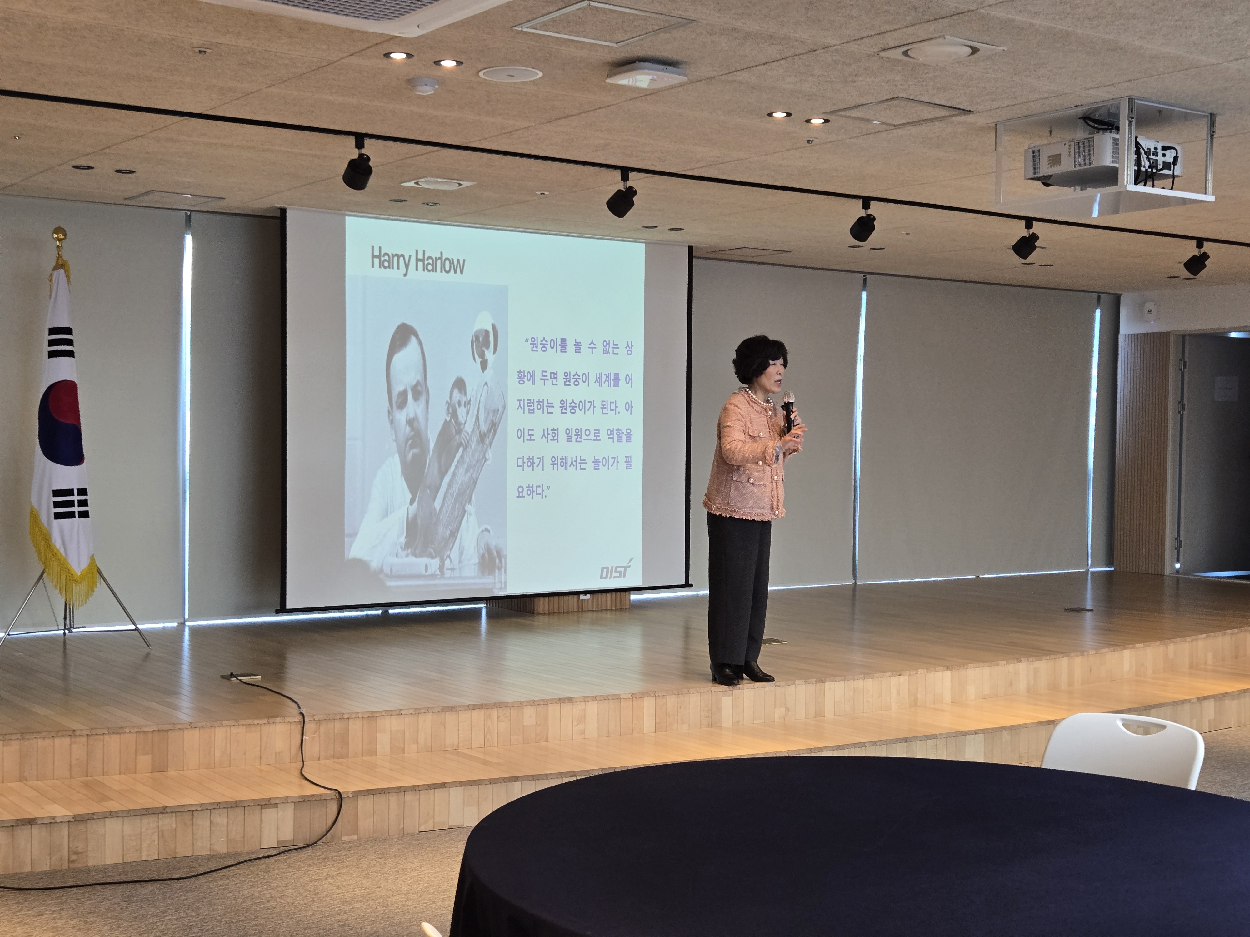 6. 유아교육진흥원이 19일 울산교육연구정보원에서 주관한 연수에 동원과학기술대학교 하정연 교수가 강의를 하고있다.jpg