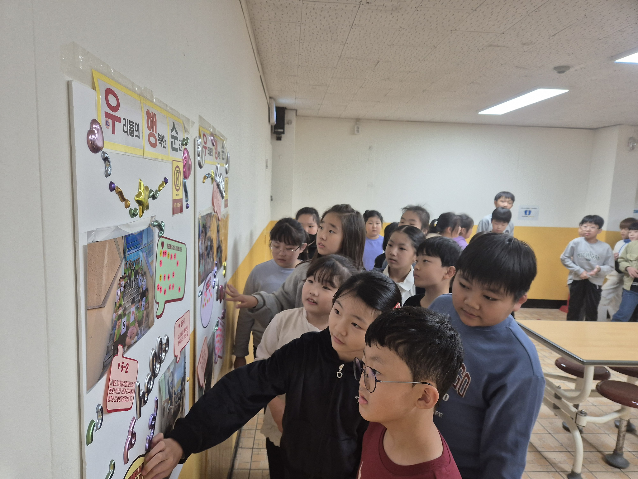 6. 동평초 학생들이 급식소에 전시된 '우리들의 행복한 순간' 사진을 관람하고 있다 (2).jpg