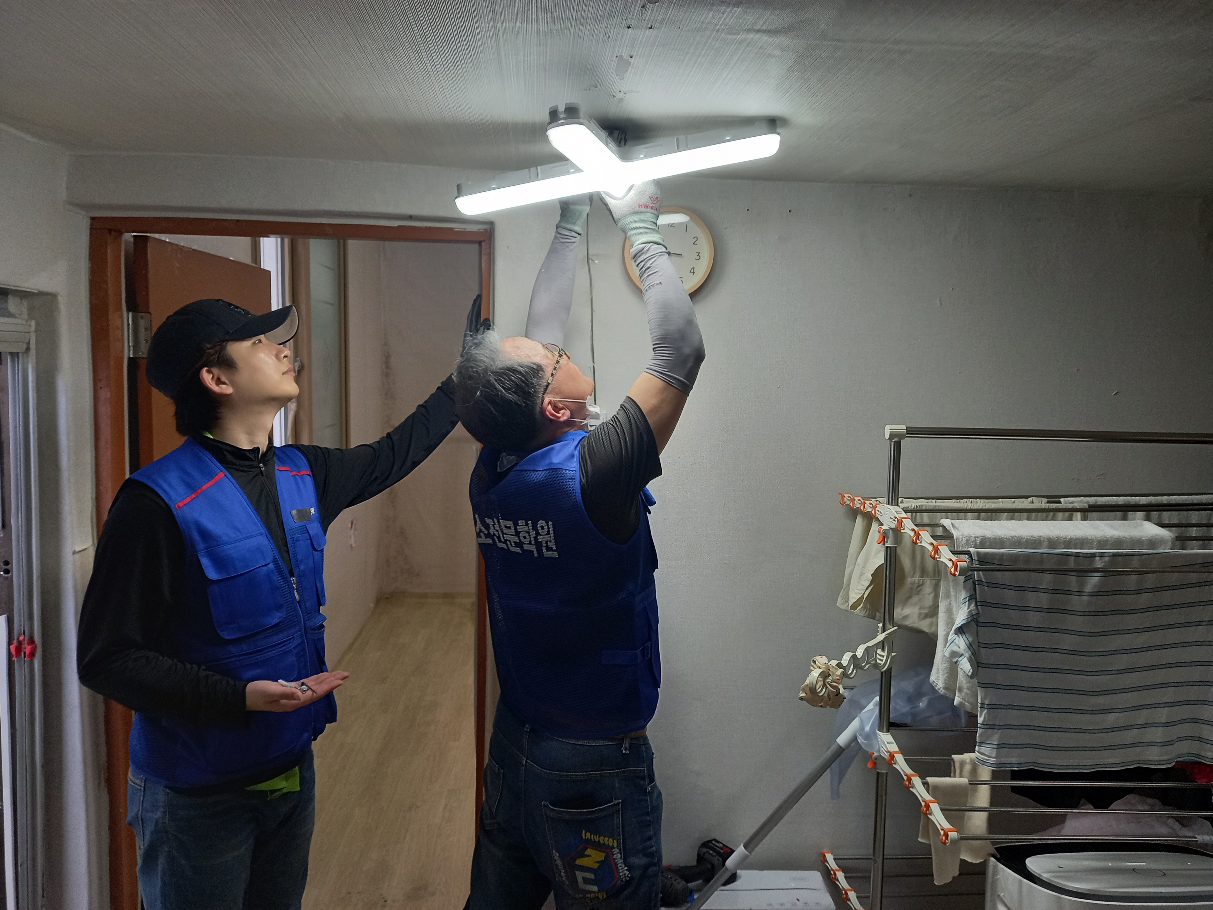 9. 방어진초, 위기가정 생활환경 개선 나서 (1).jpg