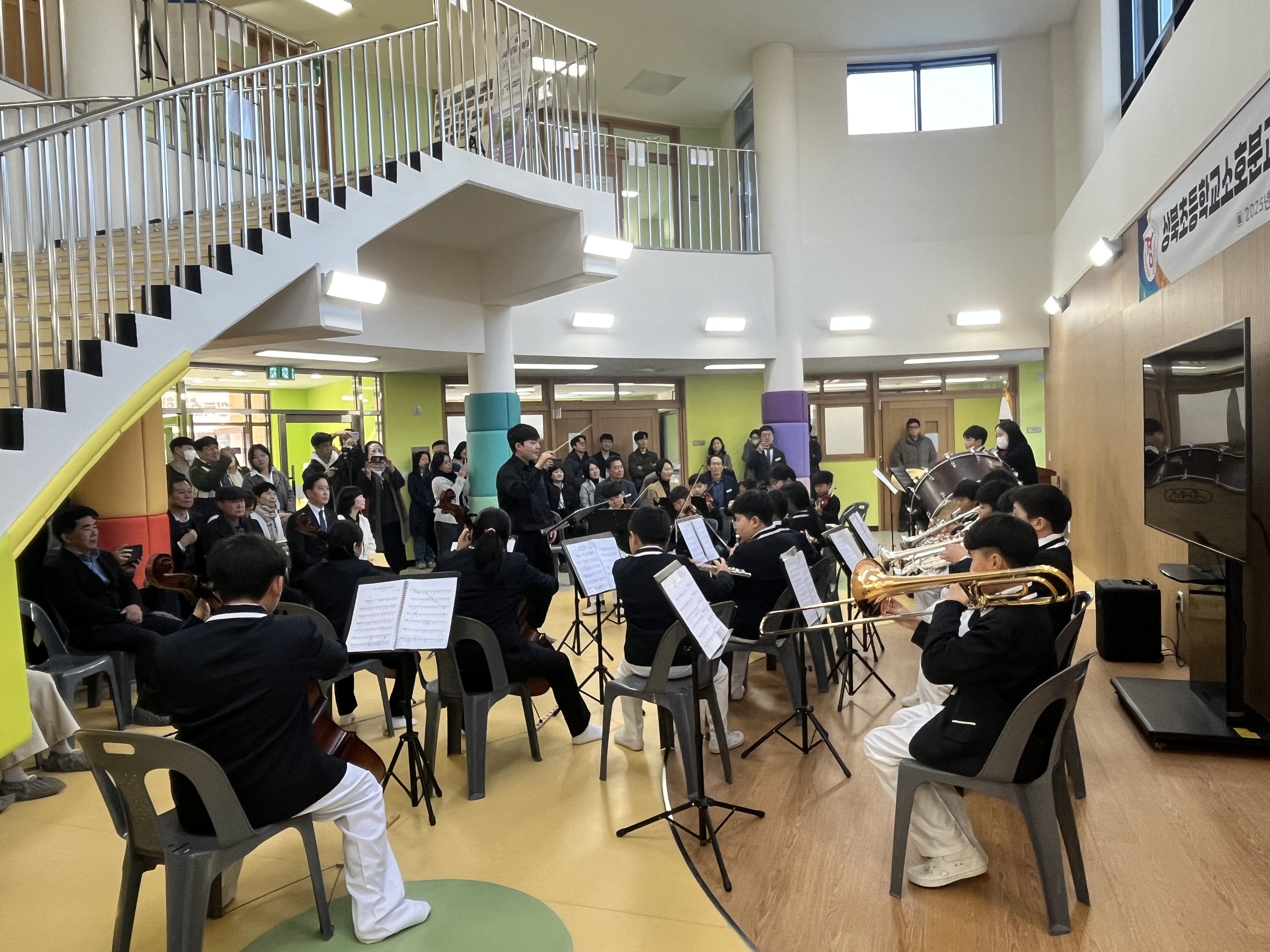 12. 상북초 소호분교 학생들이 26일 개축 기념식에 앞서 축하공연을 하고있다(1).jpg