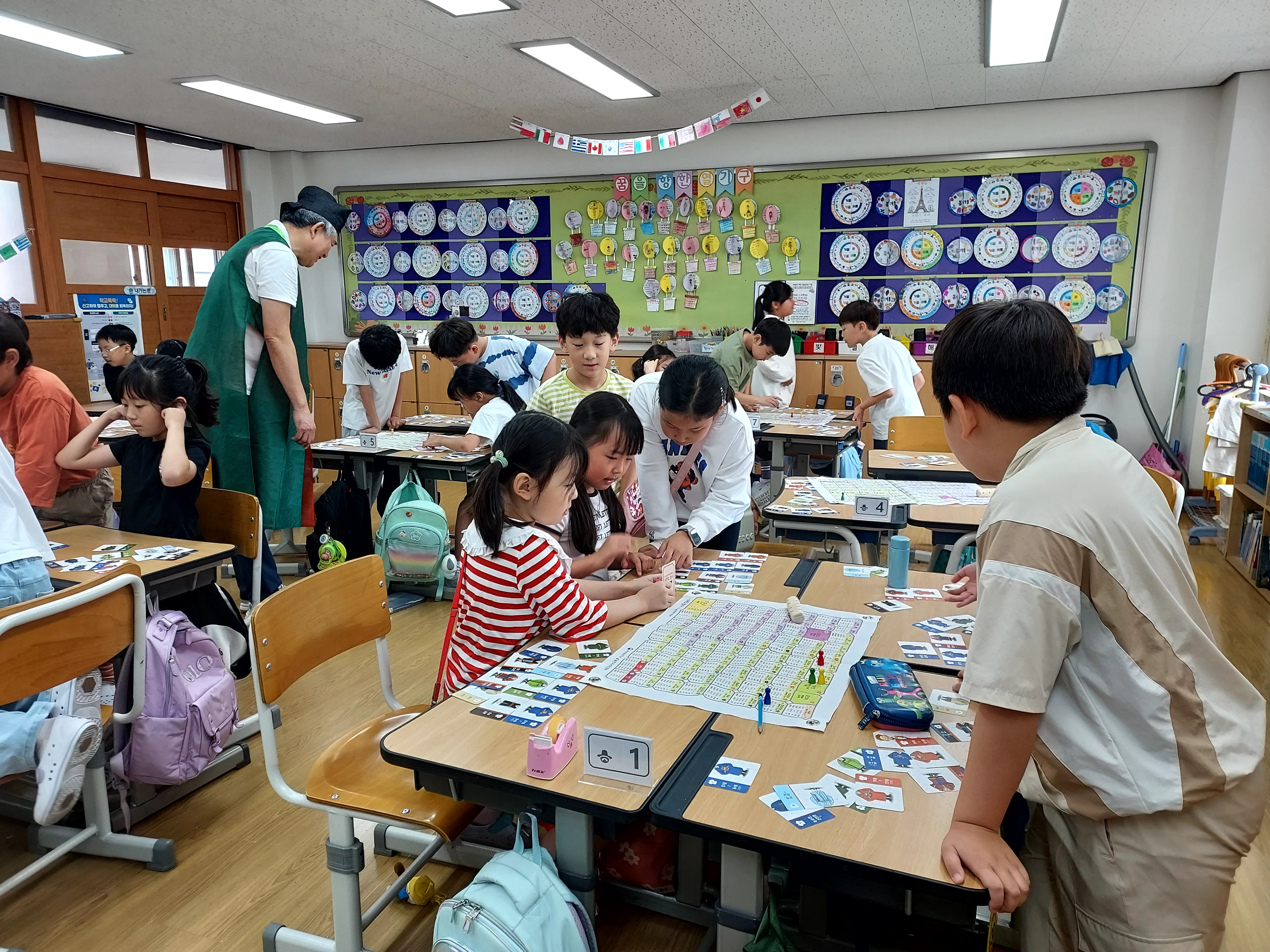 1. 대현초등학교 2학년 학생들이 14일 교실에서 전통 나눔 할아버지에게 24절기 동시를 게임으로 배우고 있다 (1).jpg