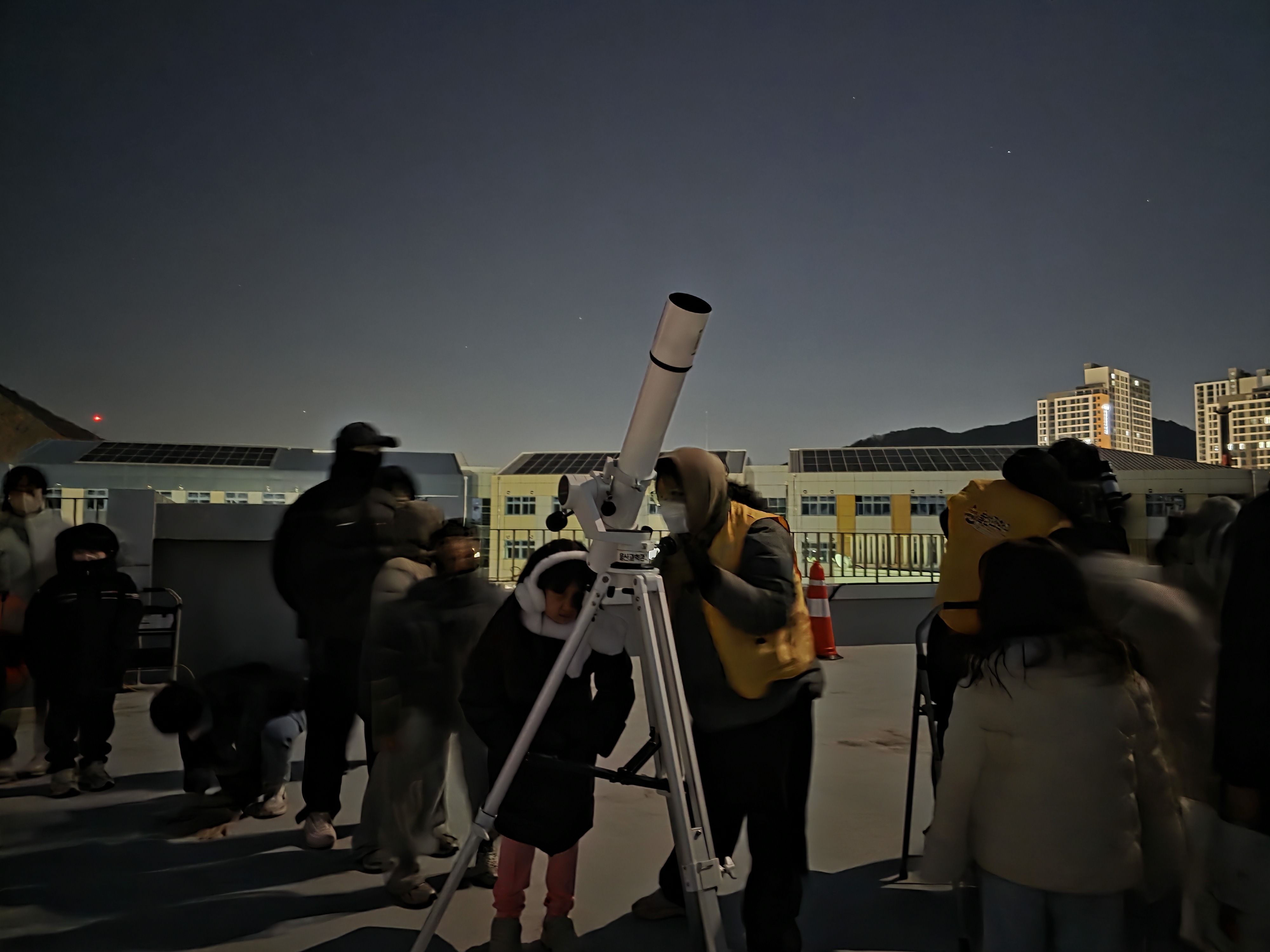 6. 울산과학관 별빛학교 천체관측 교실 참여 학생과 가족들이 3일 들꽃학습원에서 마지막 수업을 하고있다 (1).jpg