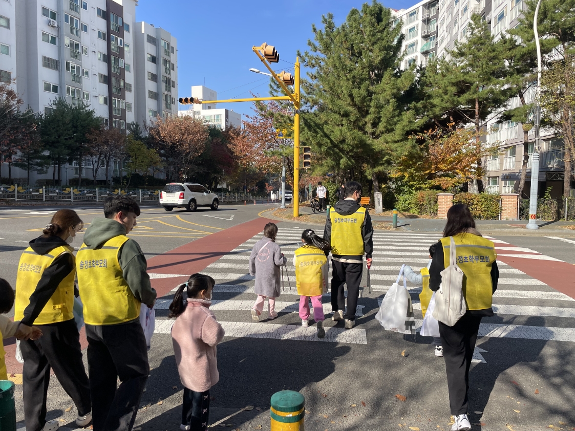 9. 송정초 학부모회와 학생들이 16일 학교 인근에서 쓰레기를 줍고있다 (2).jpg