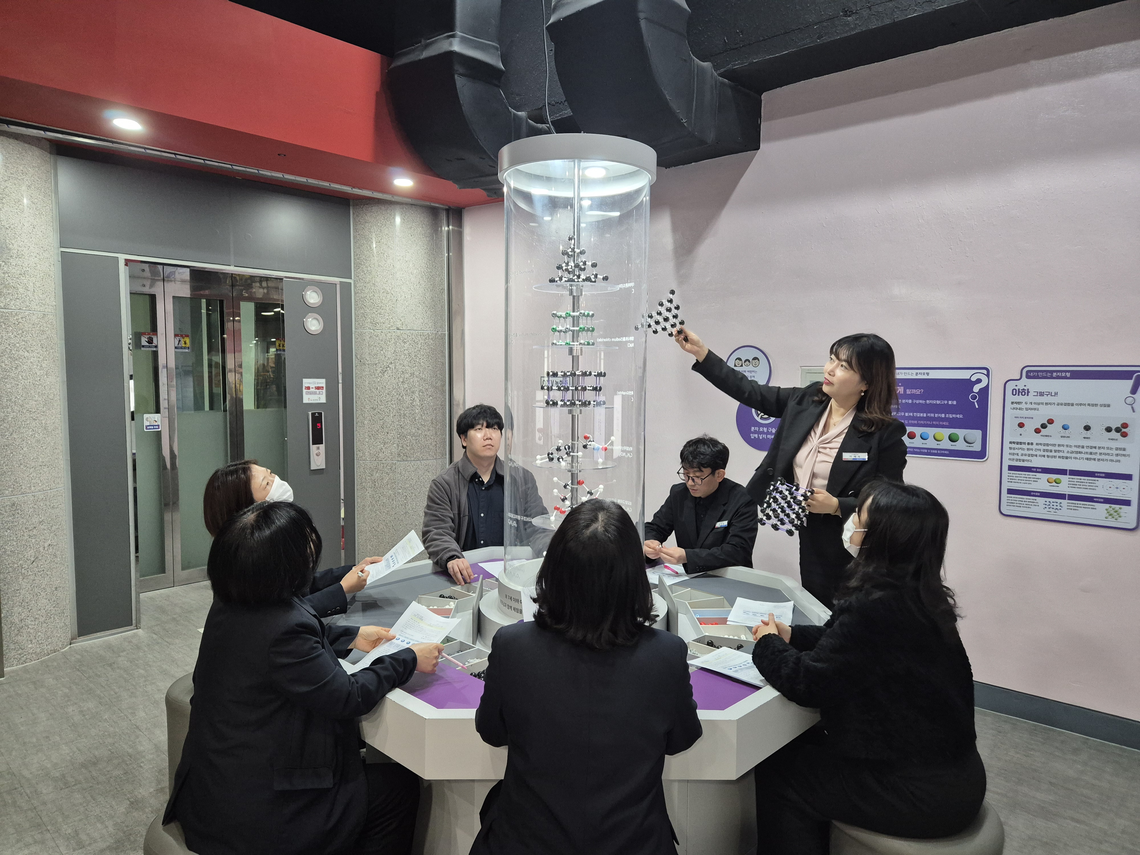 3. 울산과학관이 13일 주관한 '배움공동체' 연수 참가자들이 전시체험관에서 분자모형 체험을 하고있다.jpg