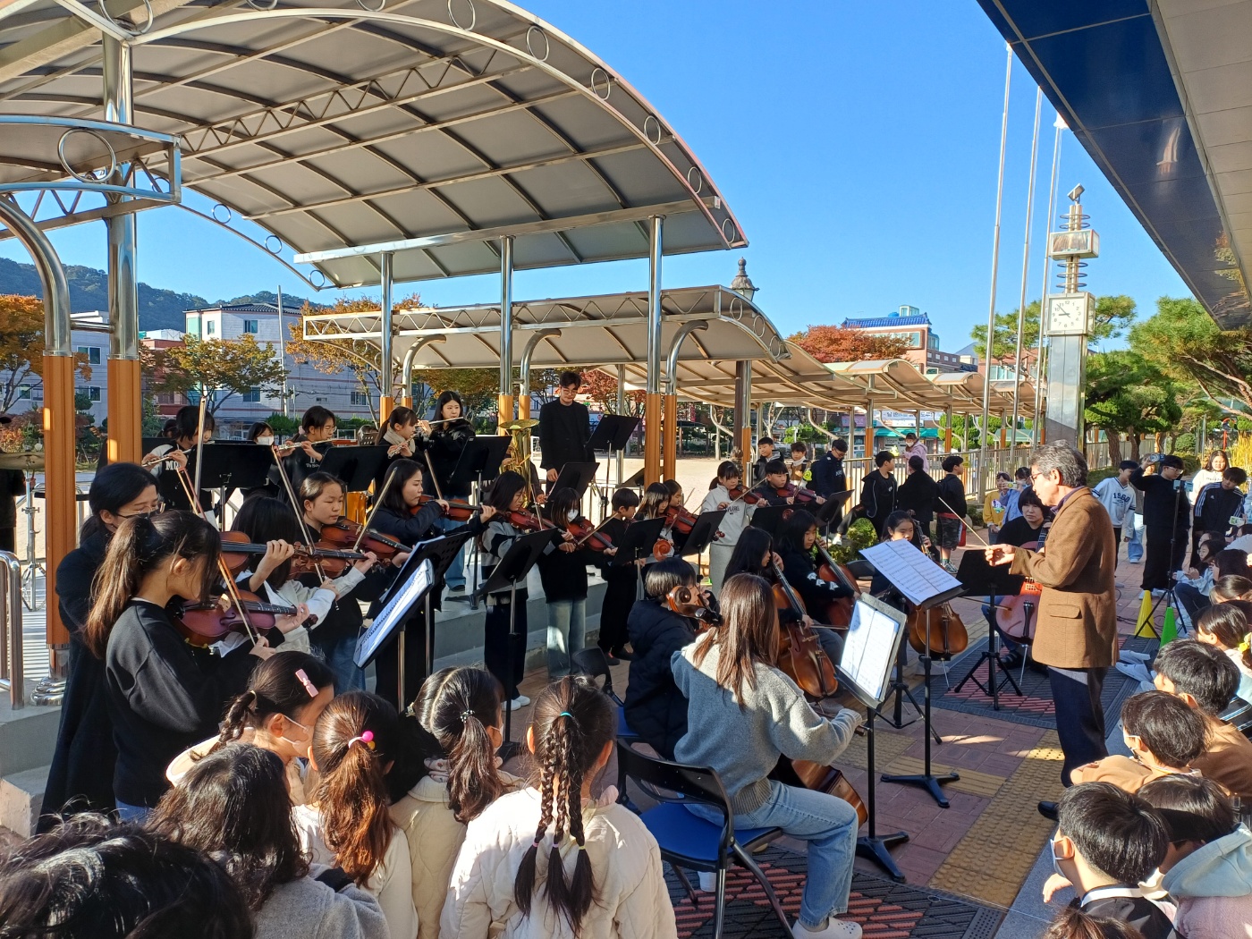 9. 명정초 오케스트라 학생들이 10일 아침 등굣길에 '작은 음악회'를 열고있다 (1).jpg