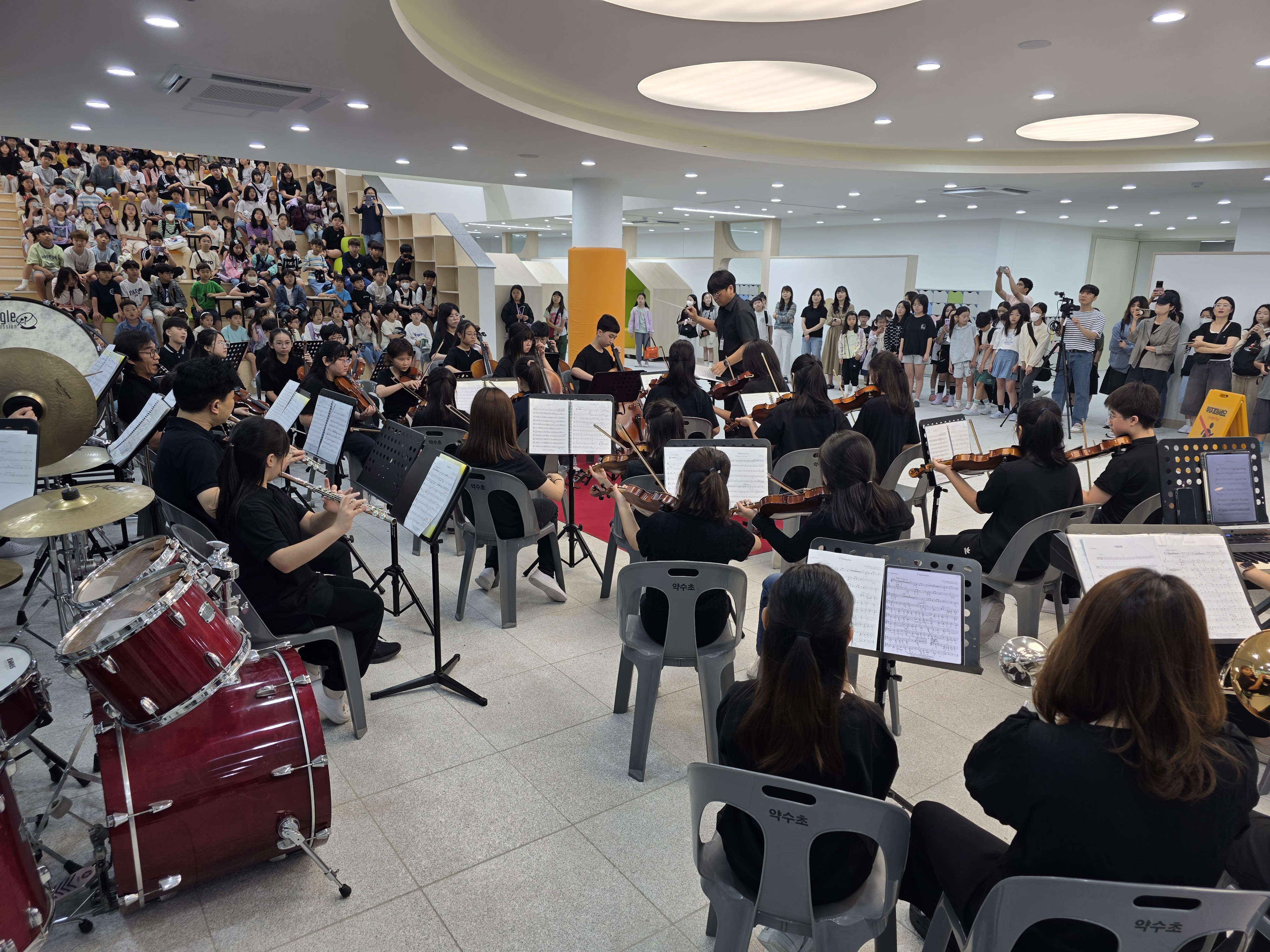 10. 약수초 오케스트라, ‘등교 맞이 음악회’로 아침을 깨우다 (1).jpg