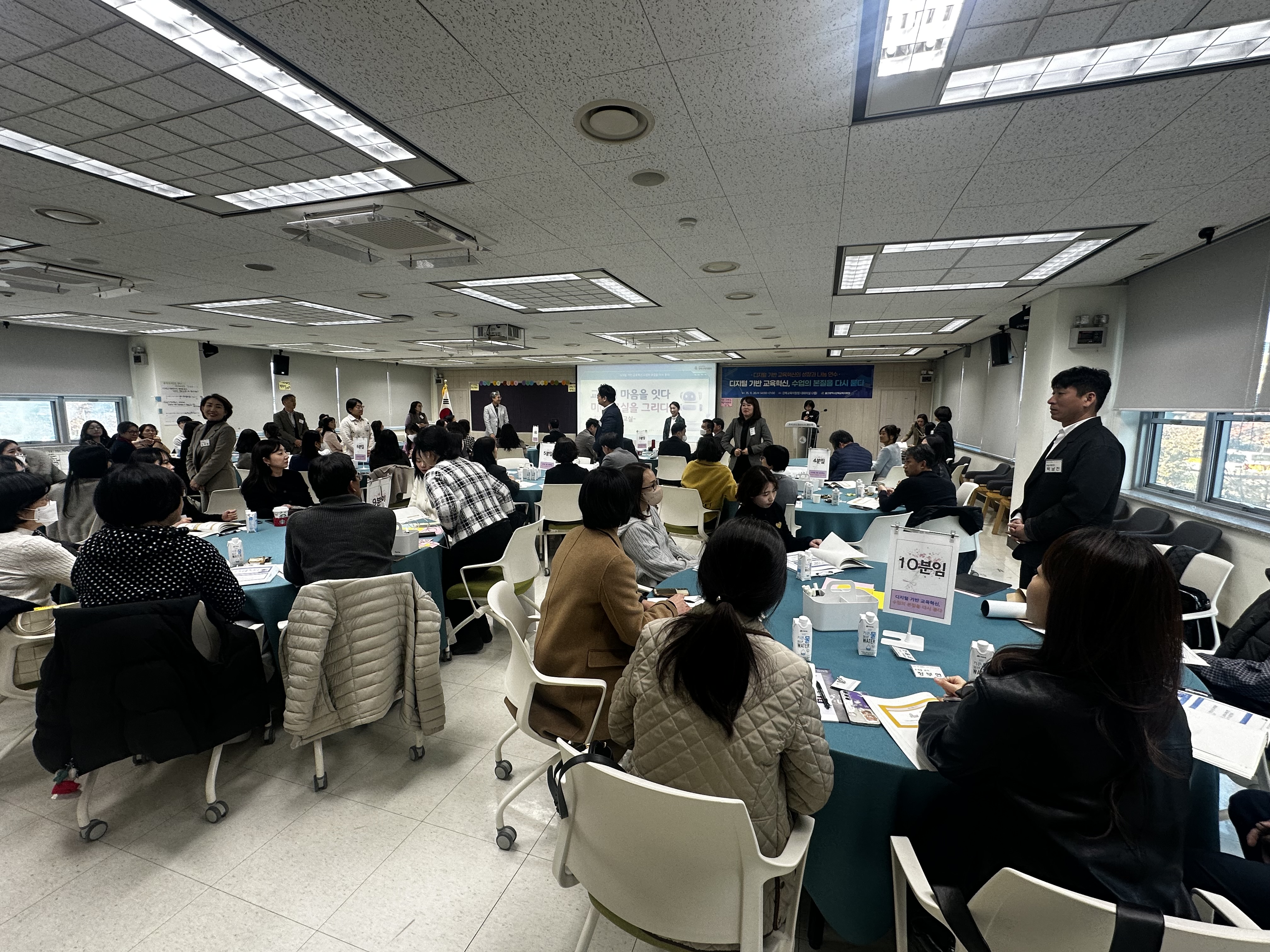 5. 강북지역 중학교 교사들이 20일 강북교육지원청 대회의실에서 디지털 기반 교육혁신 연수에 참여하고 있다 (2).jpeg