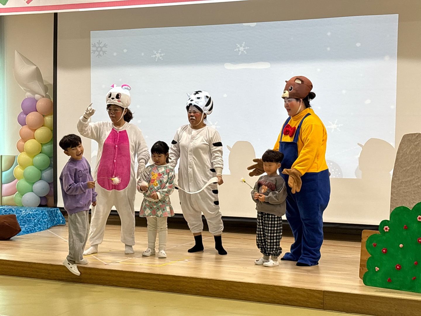 5. 상안유치원 동아리 학부모들이 4일 강당에서 동화구현 공연을 하고있다 (1).jpg