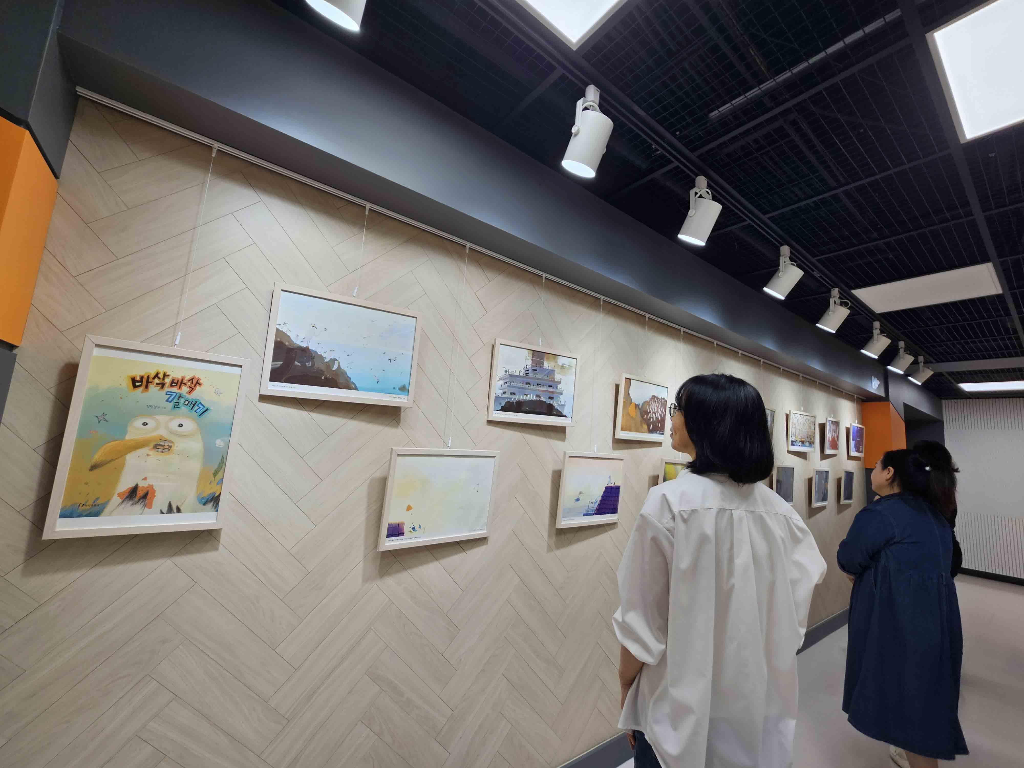 6 [울주도서관] 전민걸 작가 바삭바삭 갈매기 그림 전시 (2).jpg